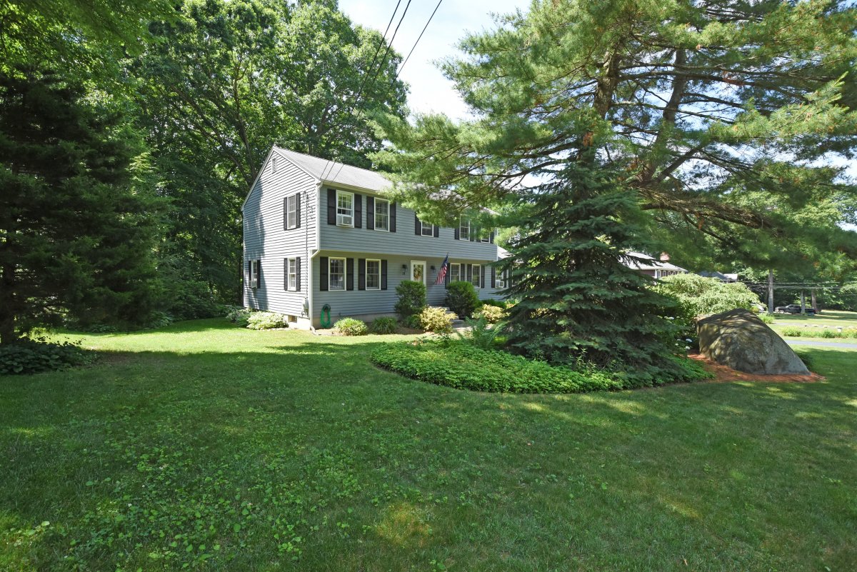 Virtual Tour of 31 Michael Ln, Whitinsville, Massachusetts 01588 Single Family Home TourVista