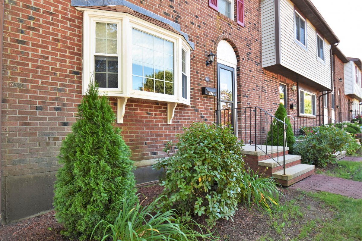 Virtual Tour of 399 Pond St, U E17, Braintree, Massachusetts 02184 Condo TourVista