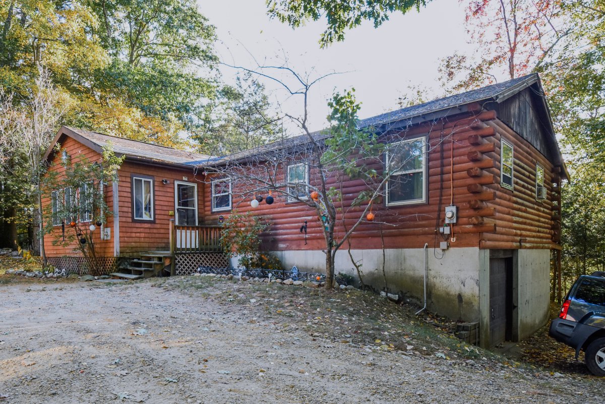 Virtual Tour of 2 Cranberry Meadow Shore Road, Charlton, Massachusetts
