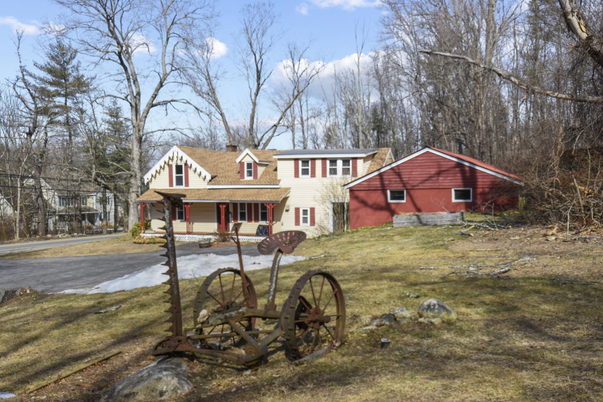 Virtual Tour of 442 Mammoth Road, Londonderry, New Hampshire 03053-2303