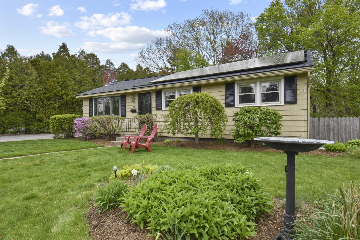 Virtual Tour of 71 Farmington Circle, Marlborough, Massachusetts 01752