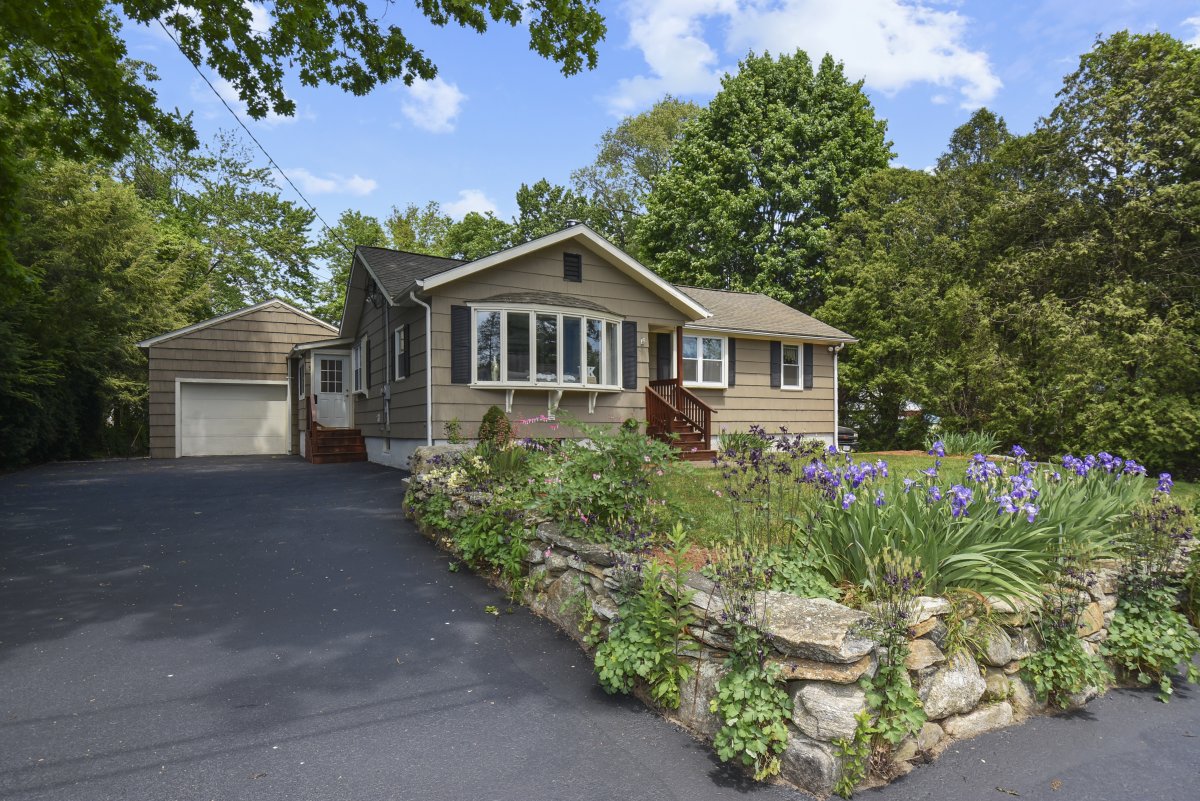 Virtual Tour of 5 Knollwood Circle, Millbury, Massachusetts 01527