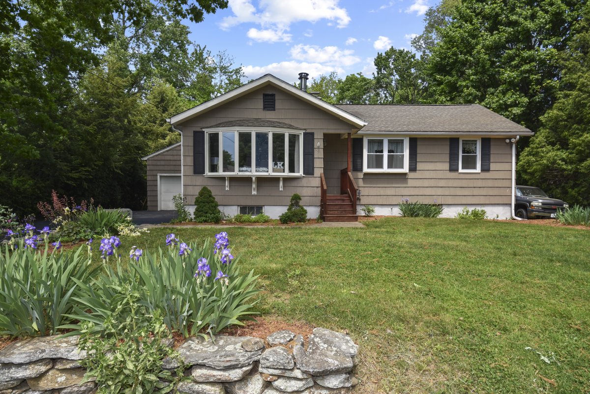 Virtual Tour of 5 Knollwood Circle, Millbury, Massachusetts 01527