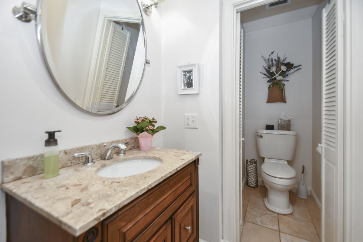 Virtual Tour of 256 Tremont Street, Braintree, Massachusetts 02184 Single Family Home TourVista