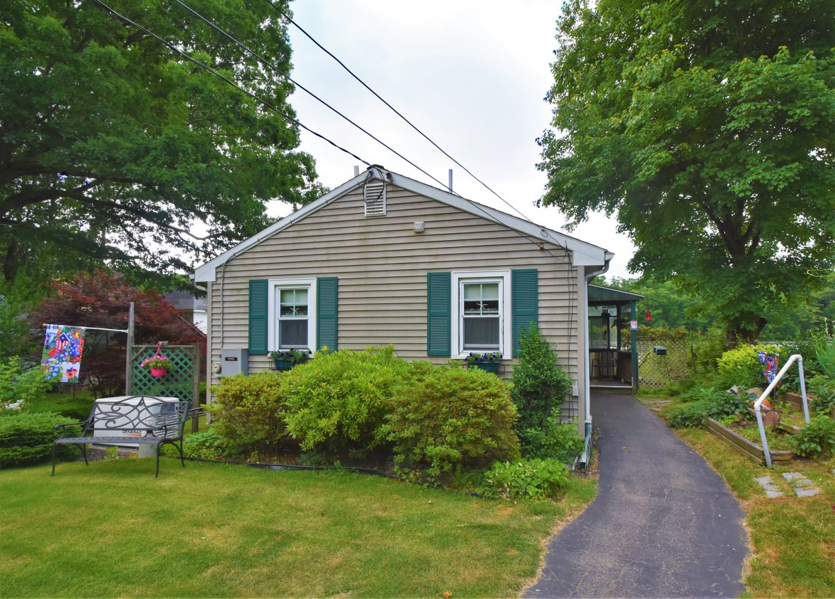 Virtual Tour of 37 Mirror Lake Ave, Norfolk, Massachusetts 02056