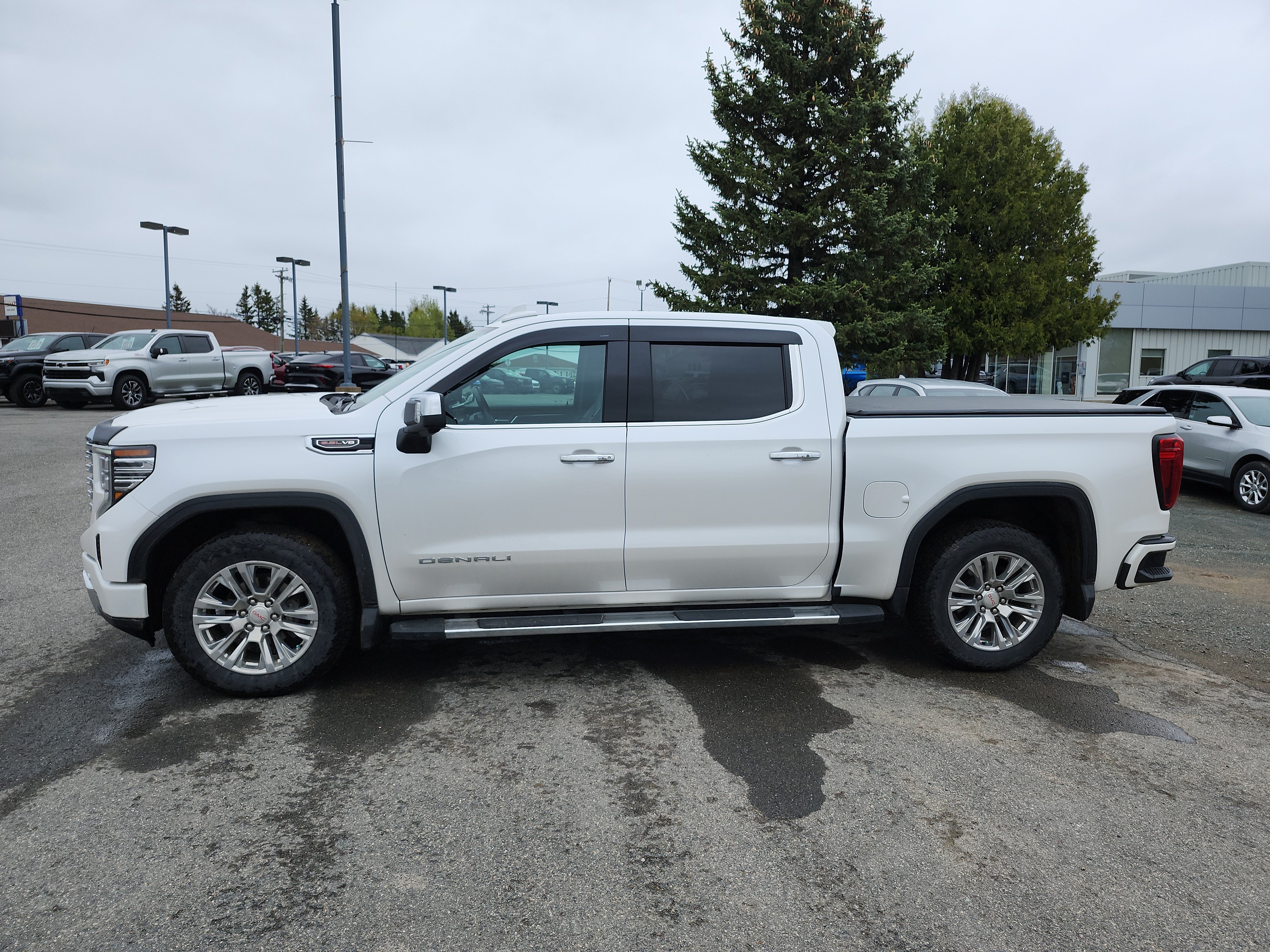 Снимка 2 от търг – 2023 GMC SIERRA 1500 4WD CREW CAB DENALI с VIN 3GTUUGEL0PG282440