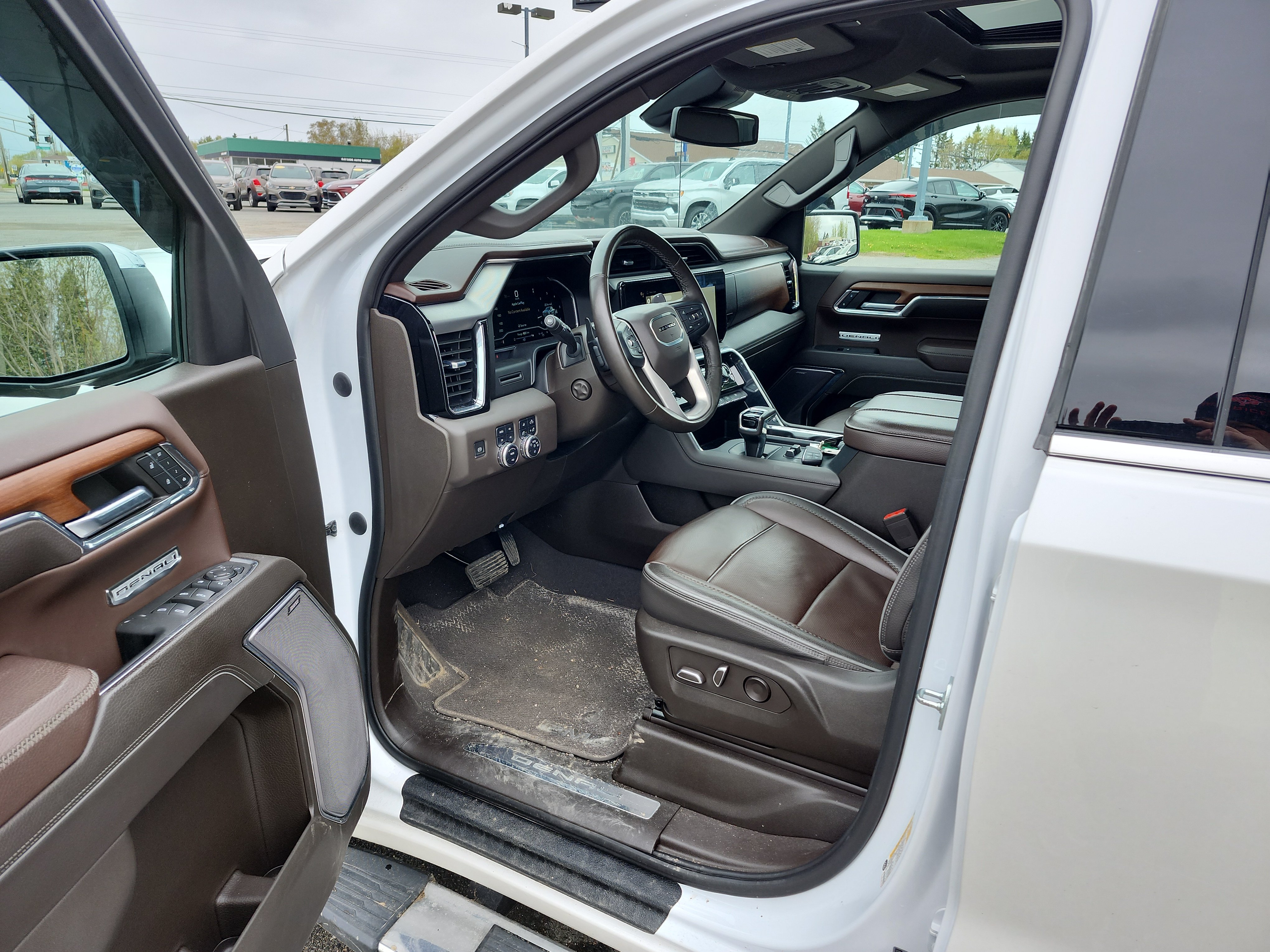 Снимка 5 от търг – 2023 GMC SIERRA 1500 4WD CREW CAB DENALI с VIN 3GTUUGEL0PG282440