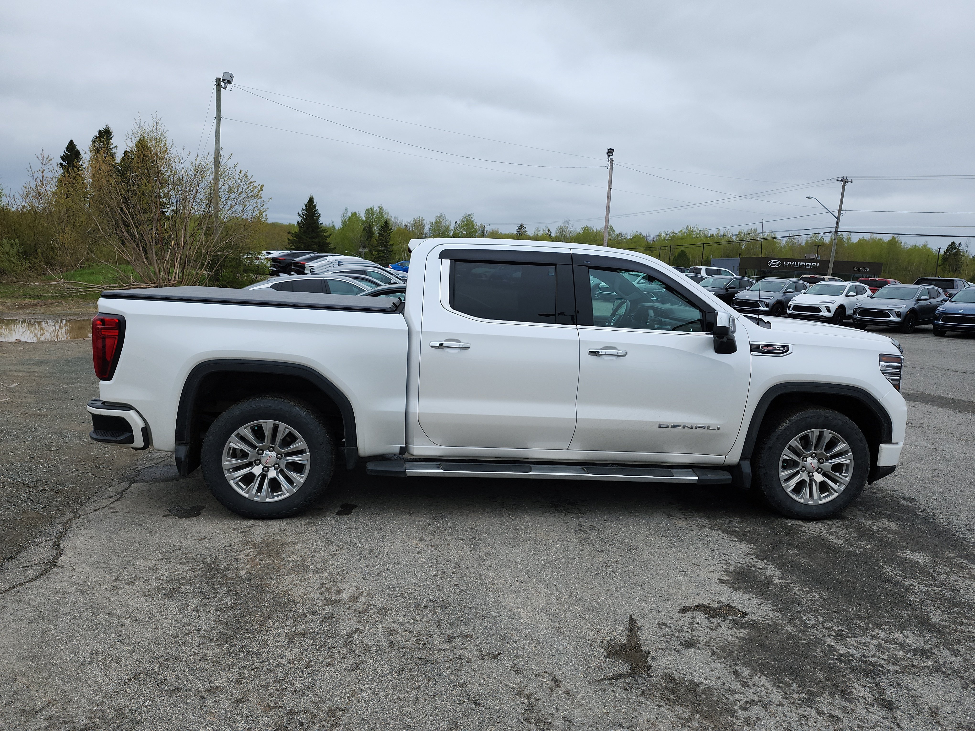 Снимка 3 от търг – 2023 GMC SIERRA 1500 4WD CREW CAB DENALI с VIN 3GTUUGEL0PG282440