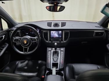 Porsche Macan WP1AG2A55HLB51401 photo