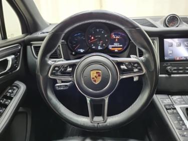 Porsche Macan WP1AG2A55HLB51401 photo