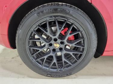 Porsche Macan WP1AG2A55HLB51401 photo