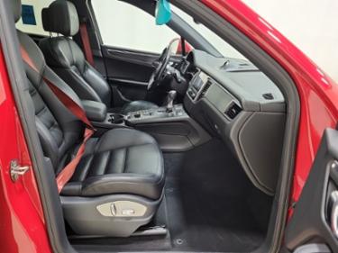 Porsche Macan WP1AG2A55HLB51401 photo