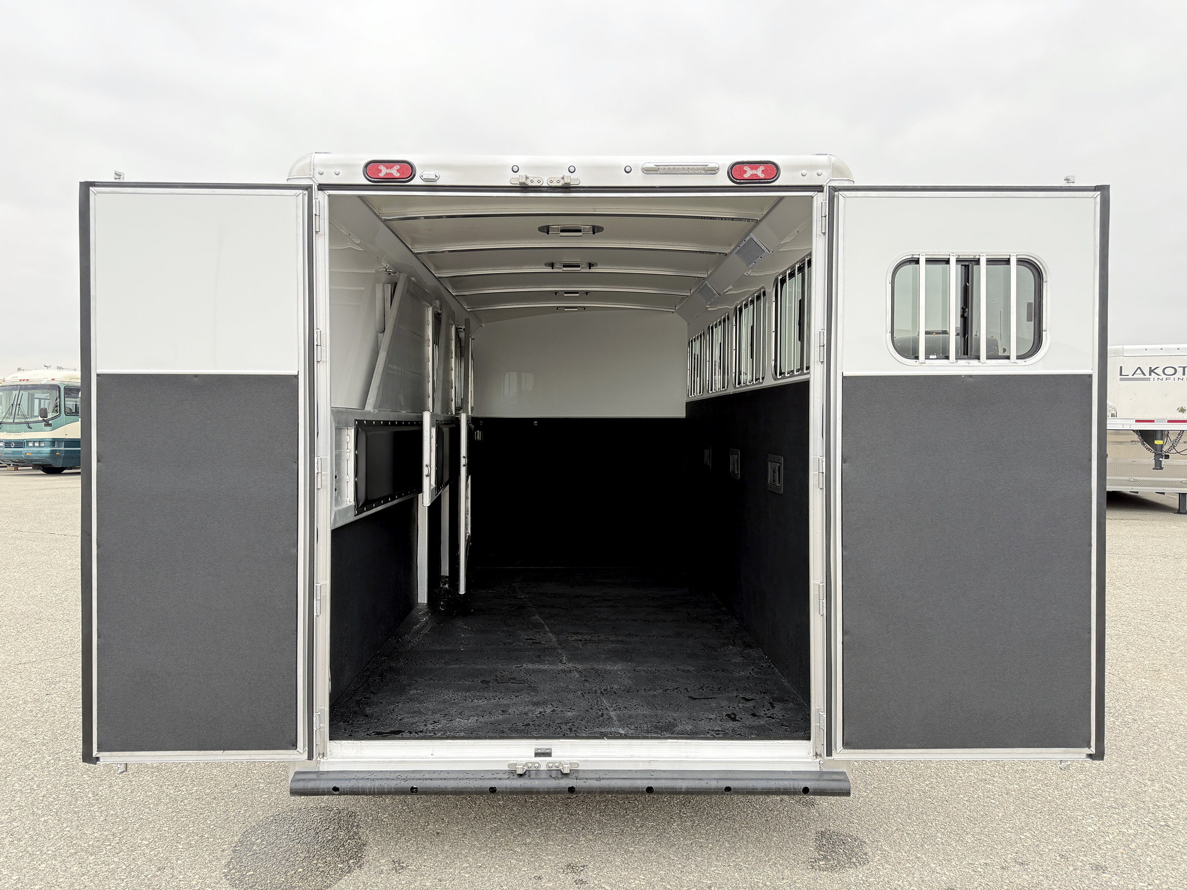 Trailer Photo 11