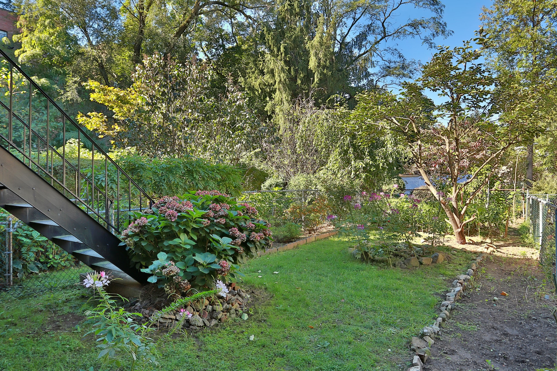 Renovated 4-Bd. Triplex Townhouse w/ Deck & Garden