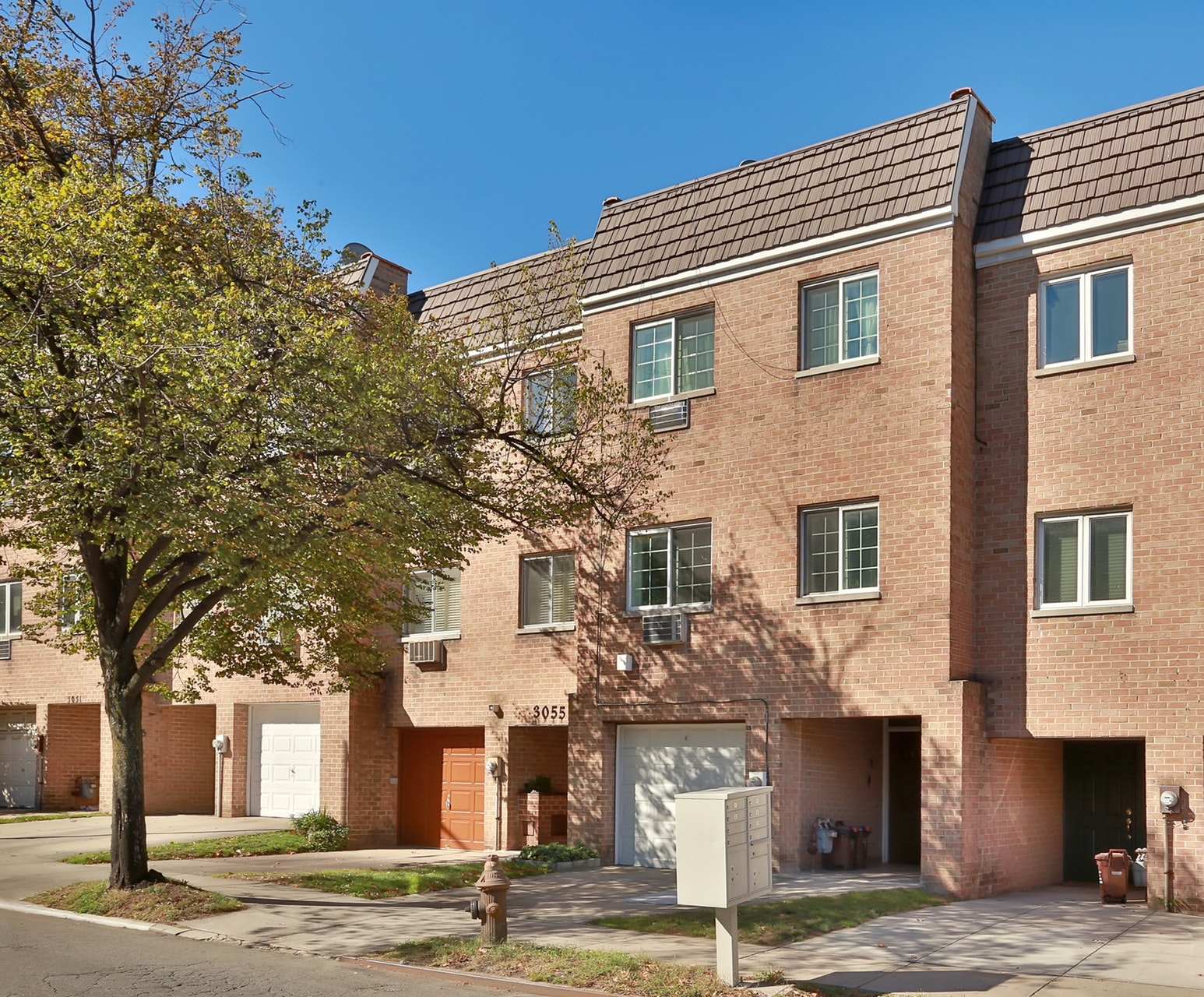 Renovated 4-Bd. Triplex Townhouse w/ Deck & Garden