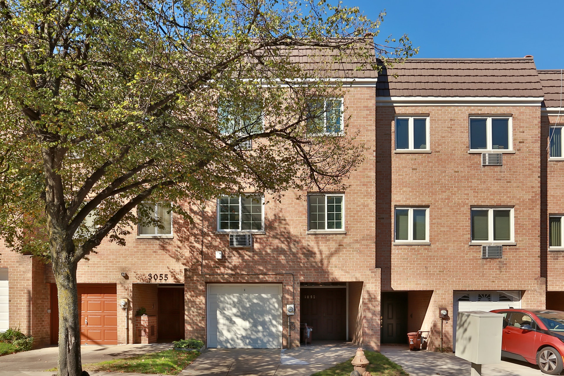Renovated 4-Bd. Triplex Townhouse w/ Deck & Garden