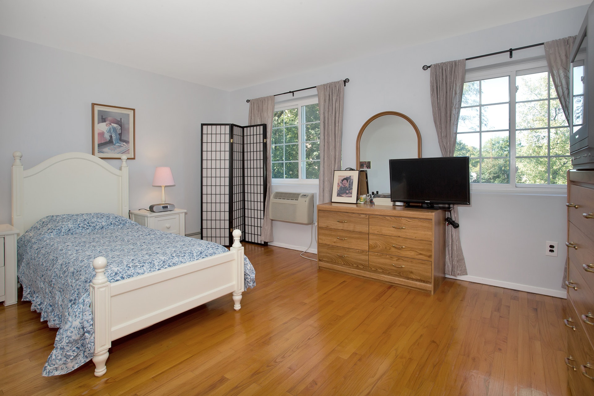 Renovated 4-Bd. Triplex Townhouse w/ Deck & Garden