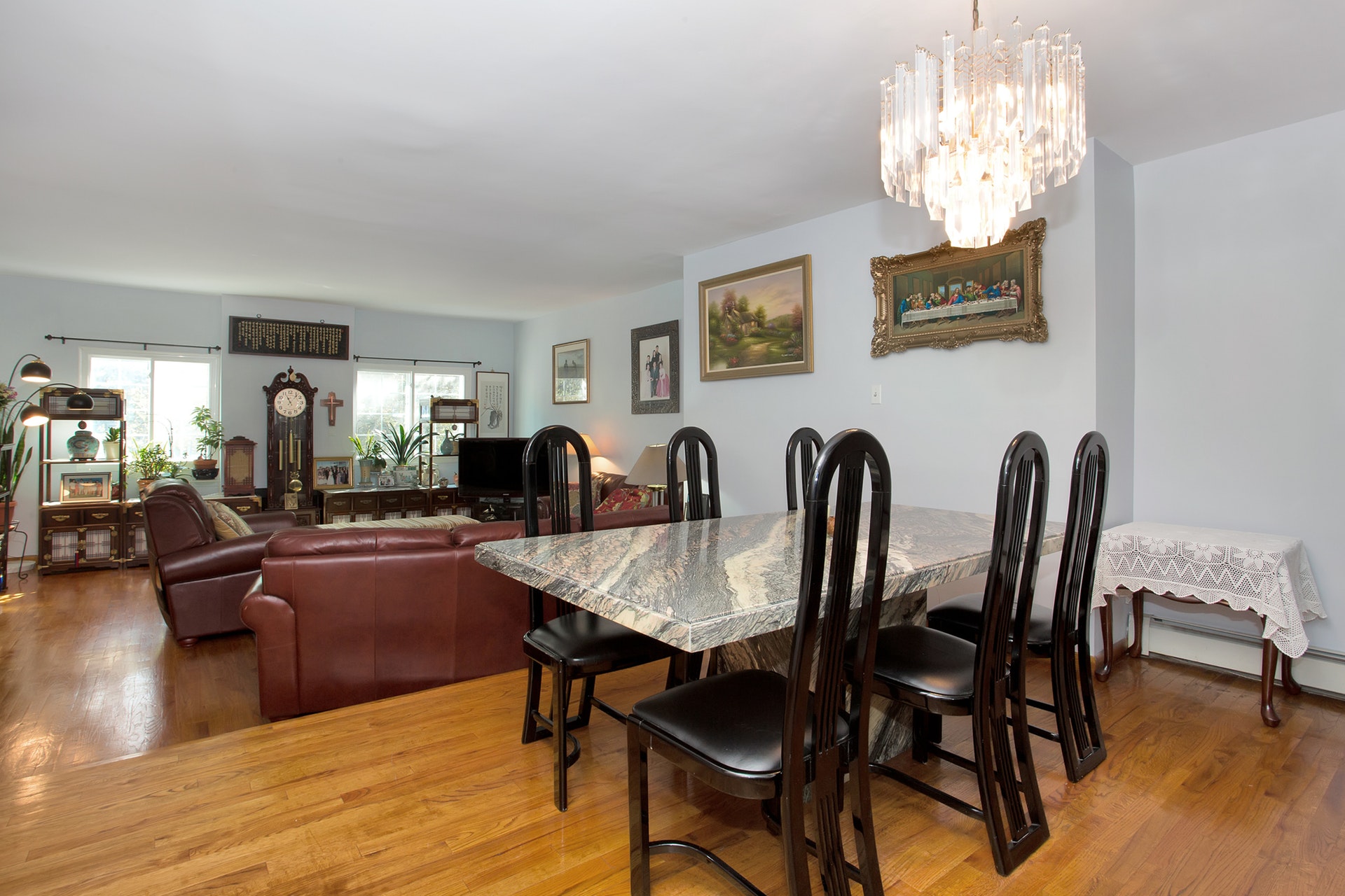 Renovated 4-Bd. Triplex Townhouse w/ Deck & Garden