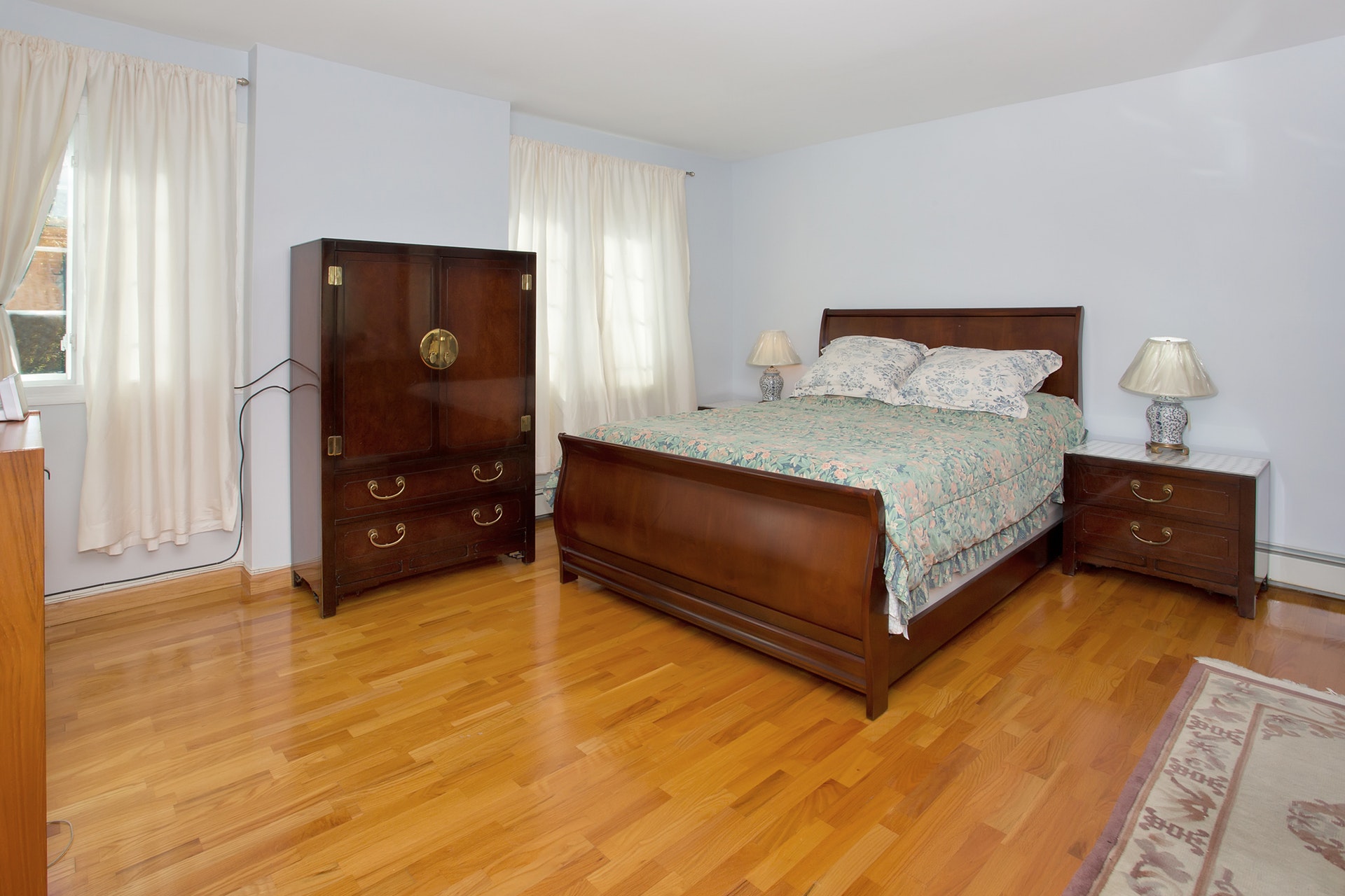 Renovated 4-Bd. Triplex Townhouse w/ Deck & Garden