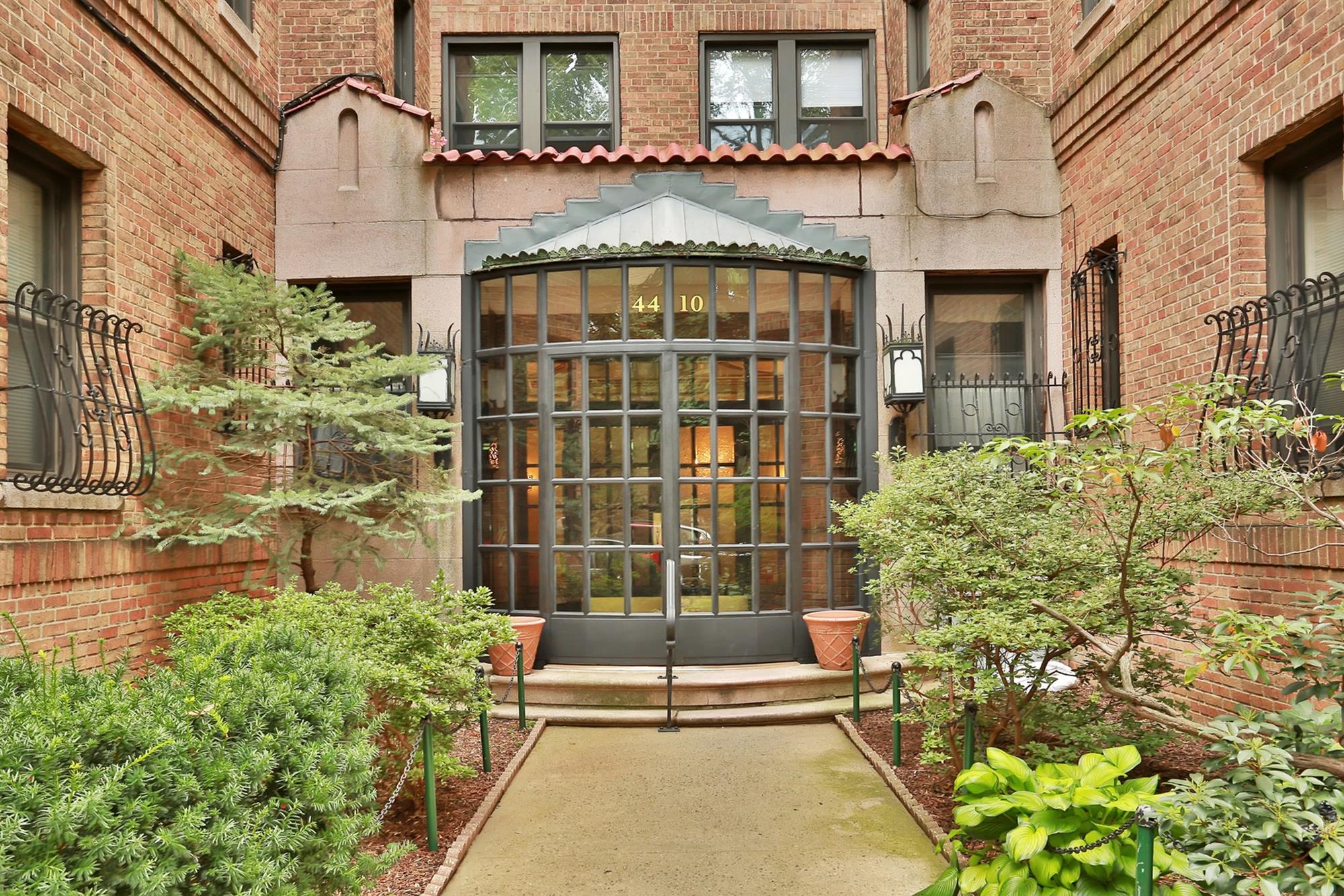 FIELDSTON / HORACE MANN VICINITY: Prewar 1-Bd. Co-op with Great Park View on Cul-de-Sac at 4410 Cayuga Ave. 