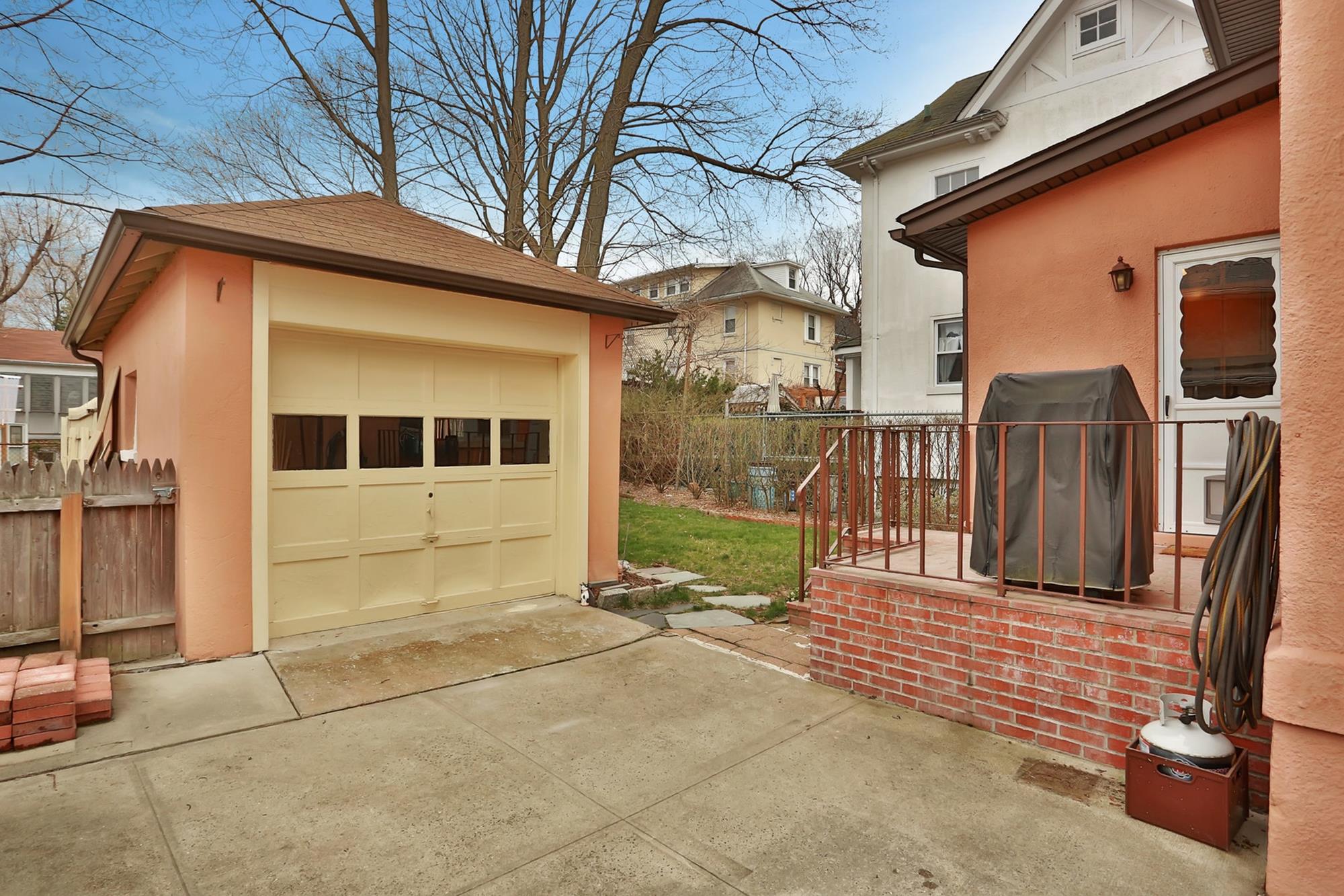 NORTH RIVERDALE Charming & Renovated 3Bd. House w/ Front Porch