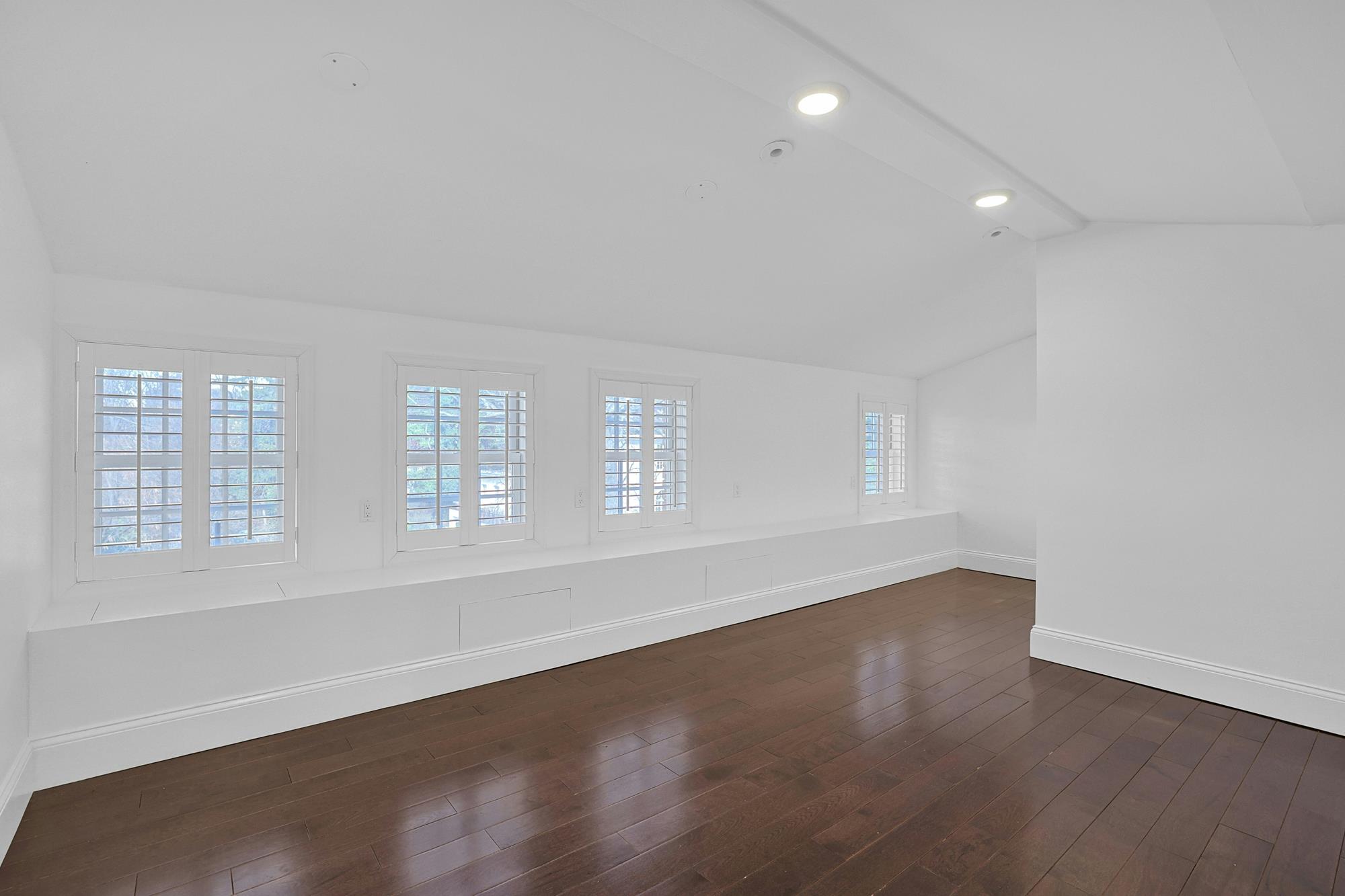 Spectacular Hudson River Views: Spacious & Modernized 4-Bd. Brick House with Decks, Patio, Outdoor Kitchen & Home Theater on Private Cul-de-Sac