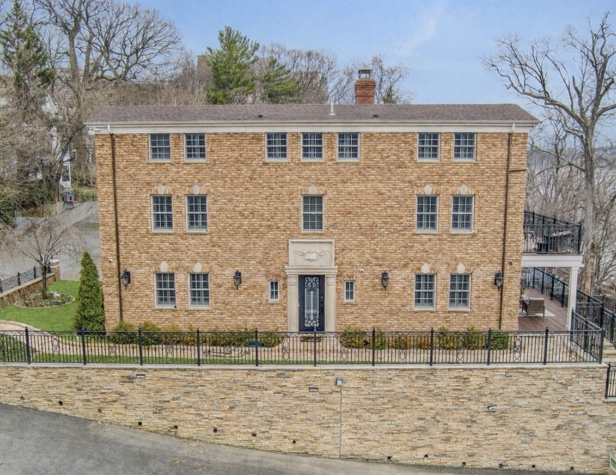 Spectacular Hudson River Views: Spacious & Modernized 4-Bd. Brick House with Decks, Patio, Outdoor Kitchen & Home Theater on Private Cul-de-Sac