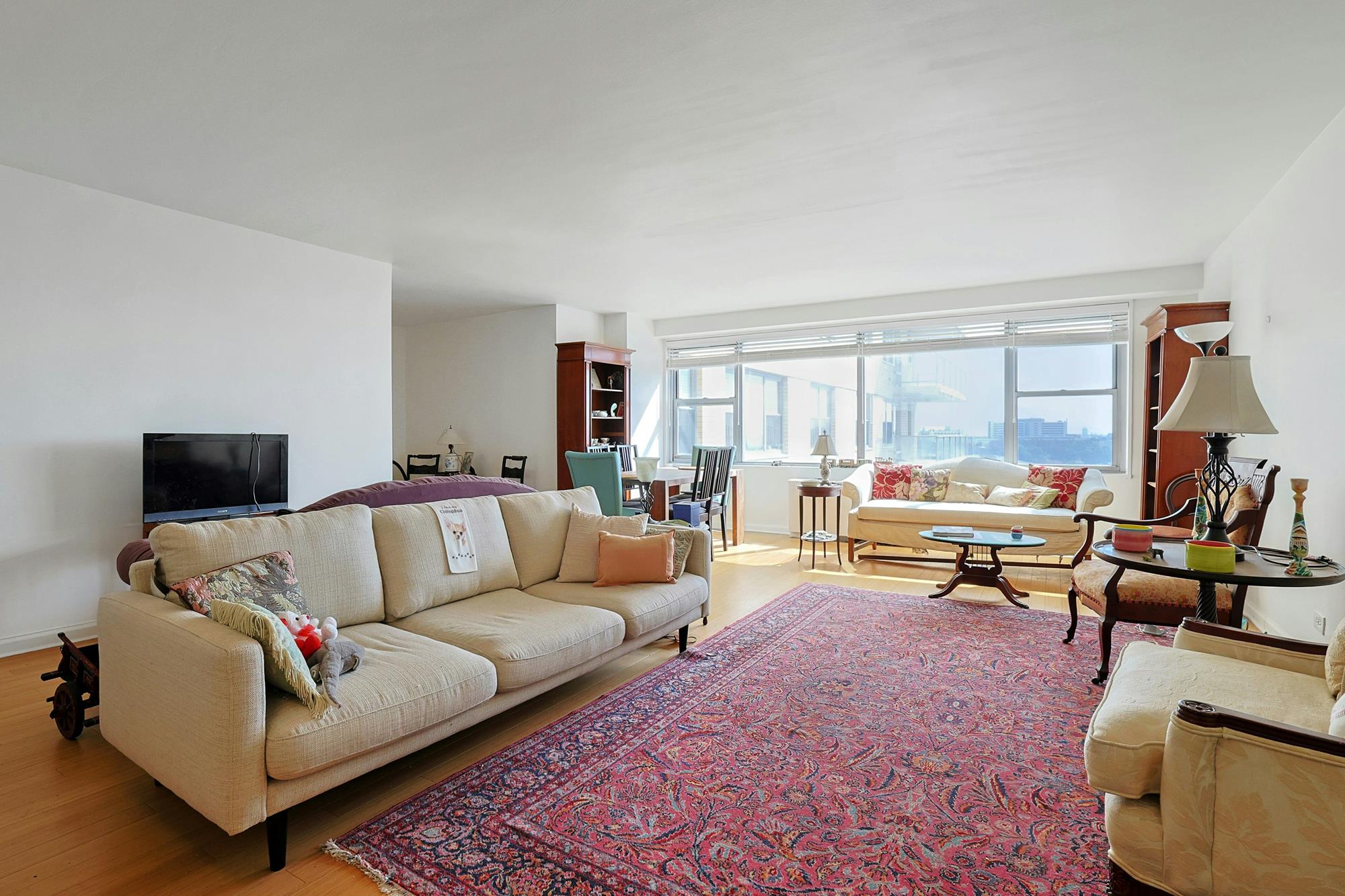 Bright, Spacious & Renovated 1-Bd. Luxury Co-op w/ River View, Pool & Doormen