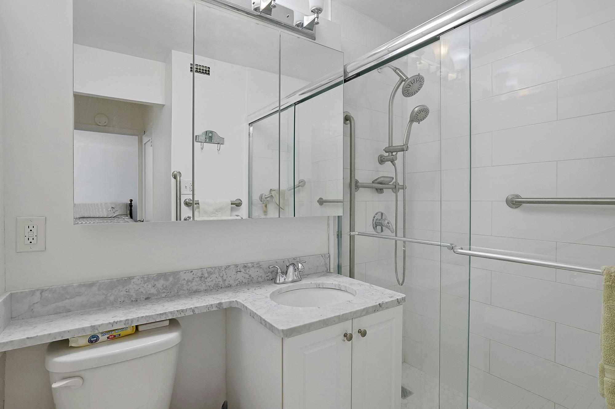 Bright, Spacious & Renovated 1-Bd. Luxury Co-op w/ River View, Pool & Doormen
