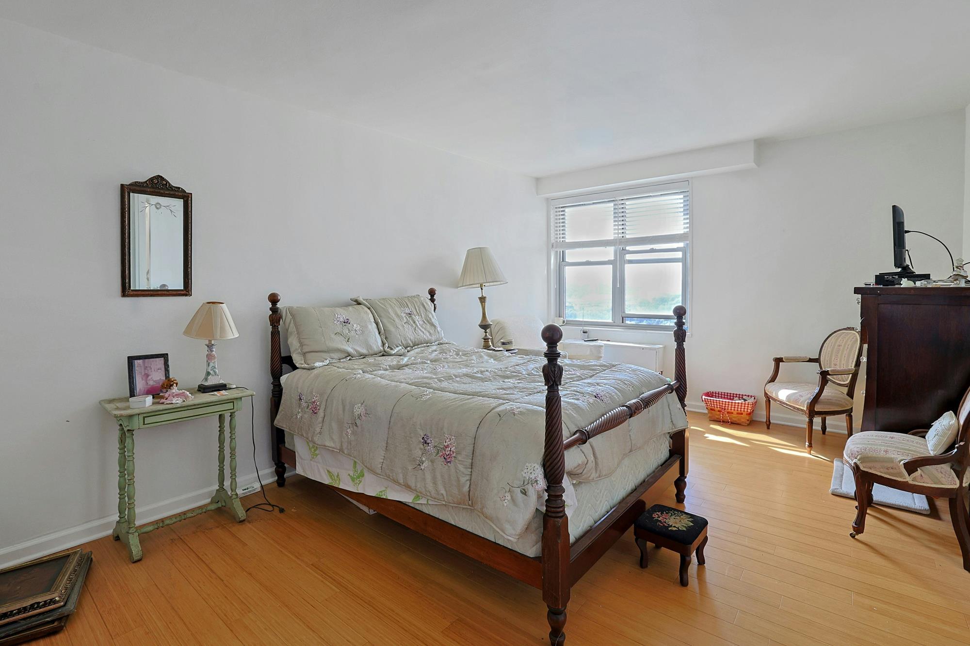 Bright, Spacious & Renovated 1-Bd. Luxury Co-op w/ River View, Pool & Doormen