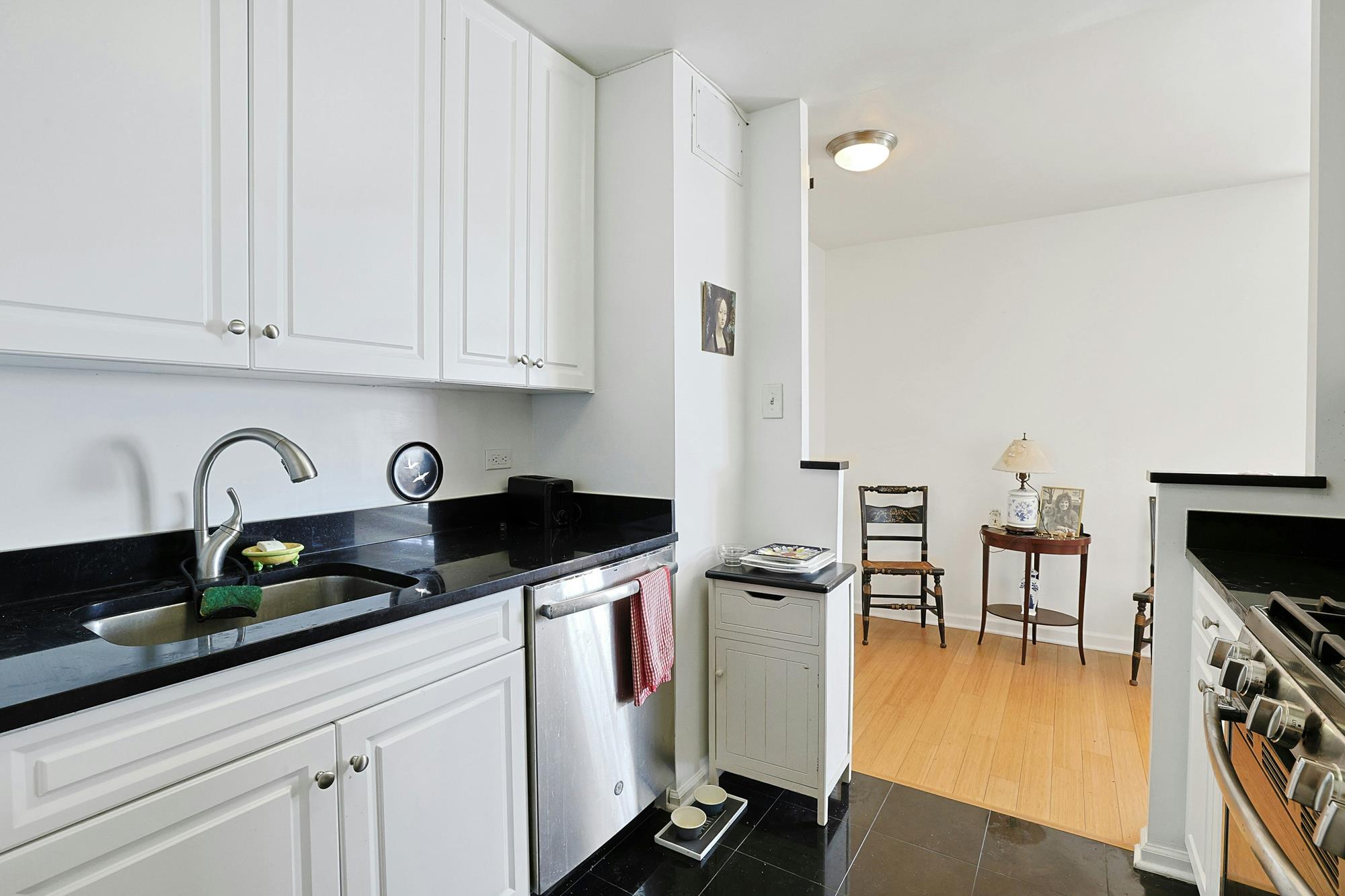 Bright, Spacious & Renovated 1-Bd. Luxury Co-op w/ River View, Pool & Doormen