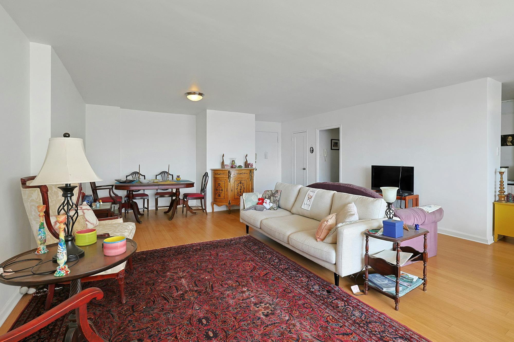Bright, Spacious & Renovated 1-Bd. Luxury Co-op w/ River View, Pool & Doormen