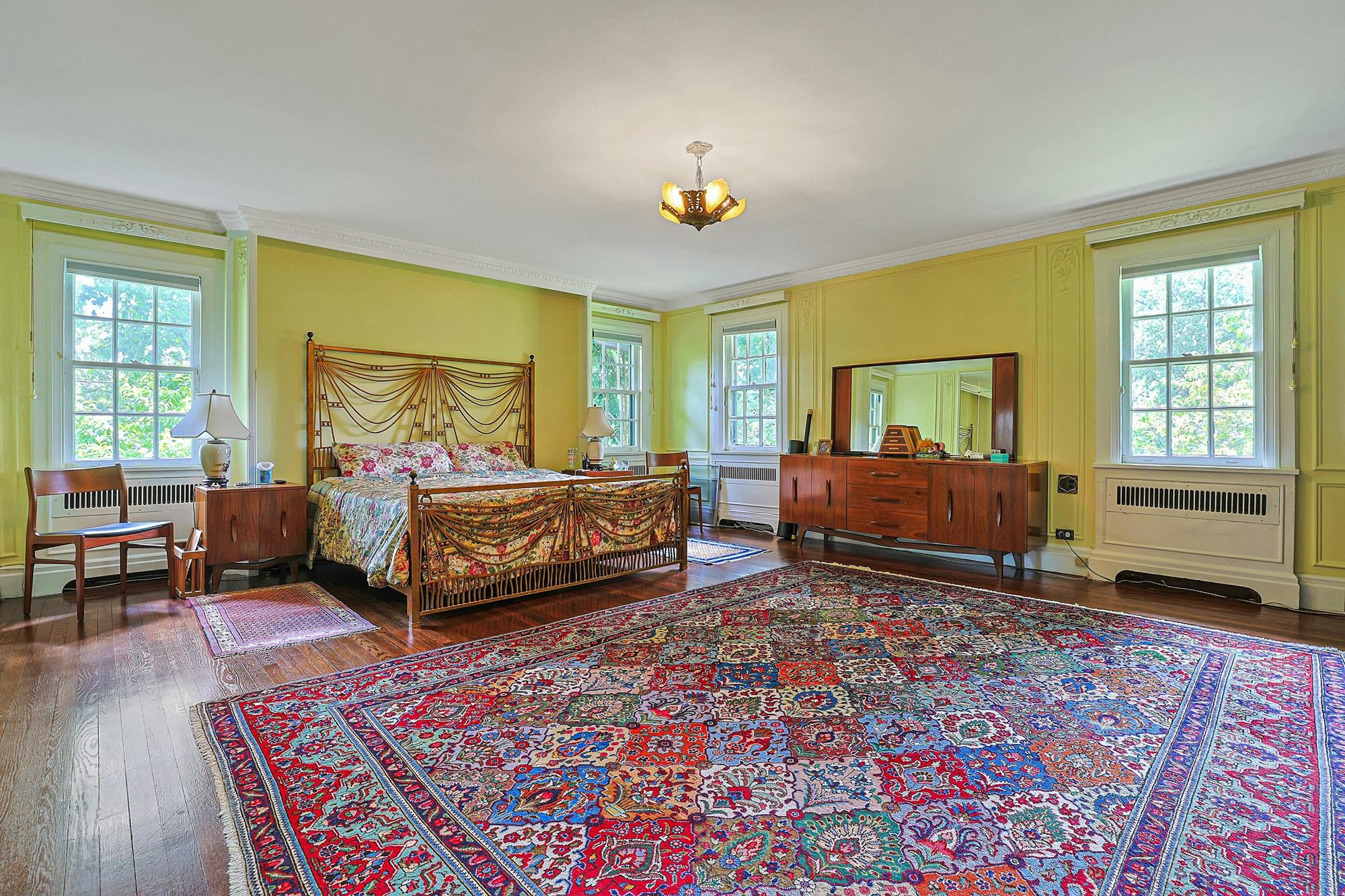 Classic & Spacious 6-Bd. Stucco Craftsman-Style House with Sunroom, Patio, Garden & Grassy Lawns