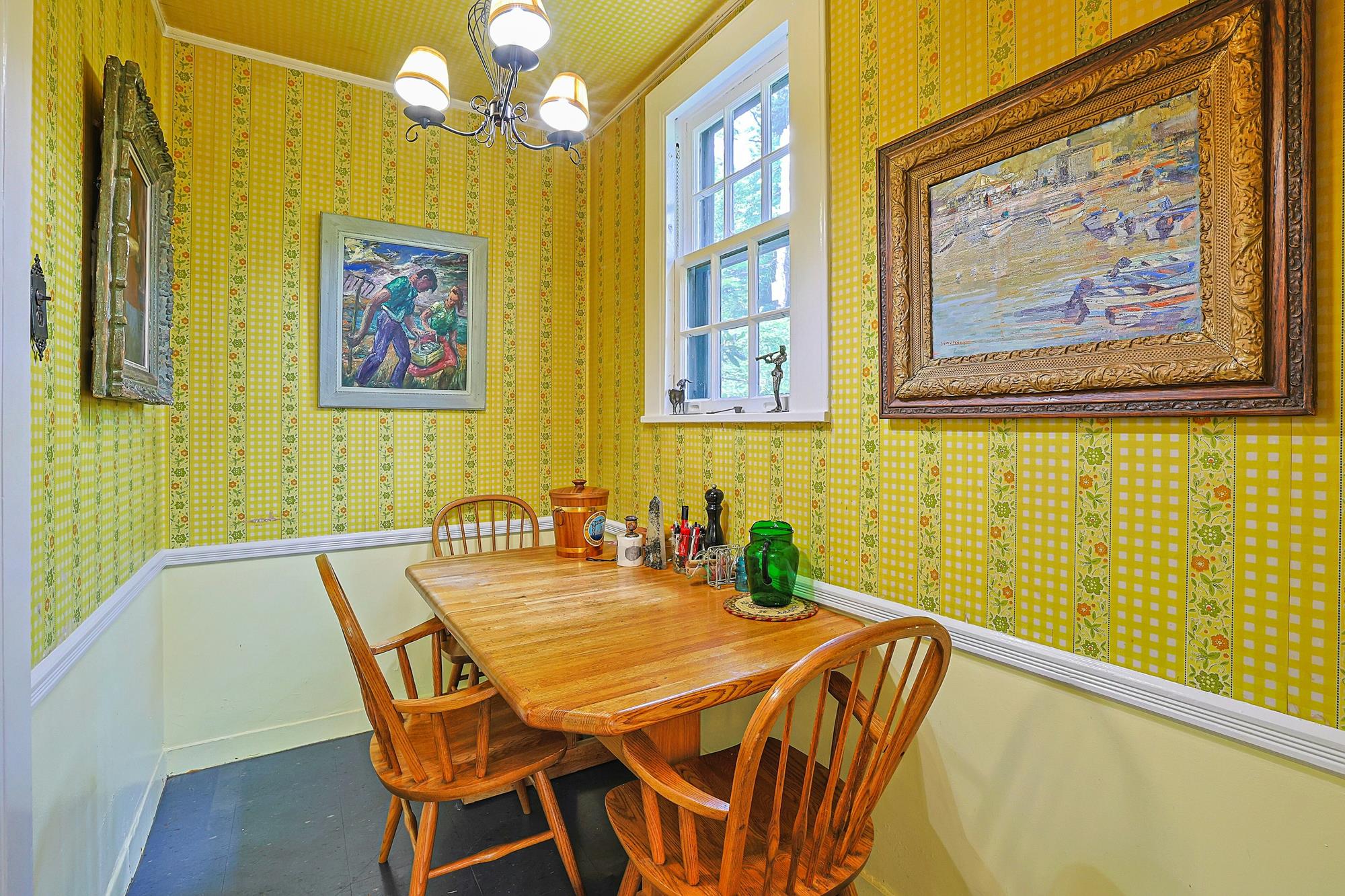 Classic & Spacious 6-Bd. Stucco Craftsman-Style House with Sunroom, Patio, Garden & Grassy Lawns