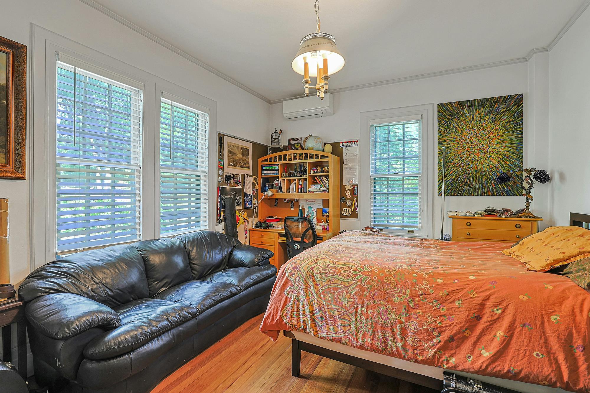 Classic & Spacious 6-Bd. Stucco Craftsman-Style House with Sunroom, Patio, Garden & Grassy Lawns