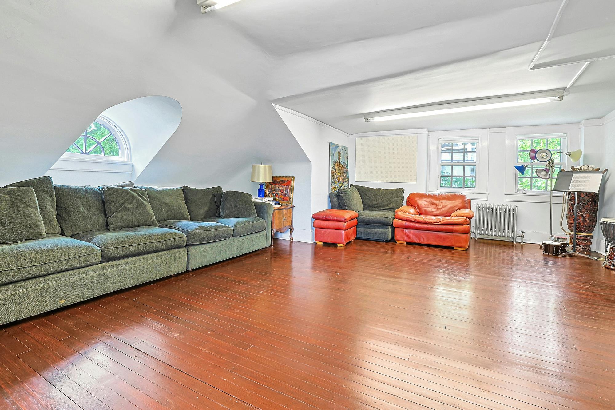 Classic & Spacious 6-Bd. Stucco Craftsman-Style House with Sunroom, Patio, Garden & Grassy Lawns