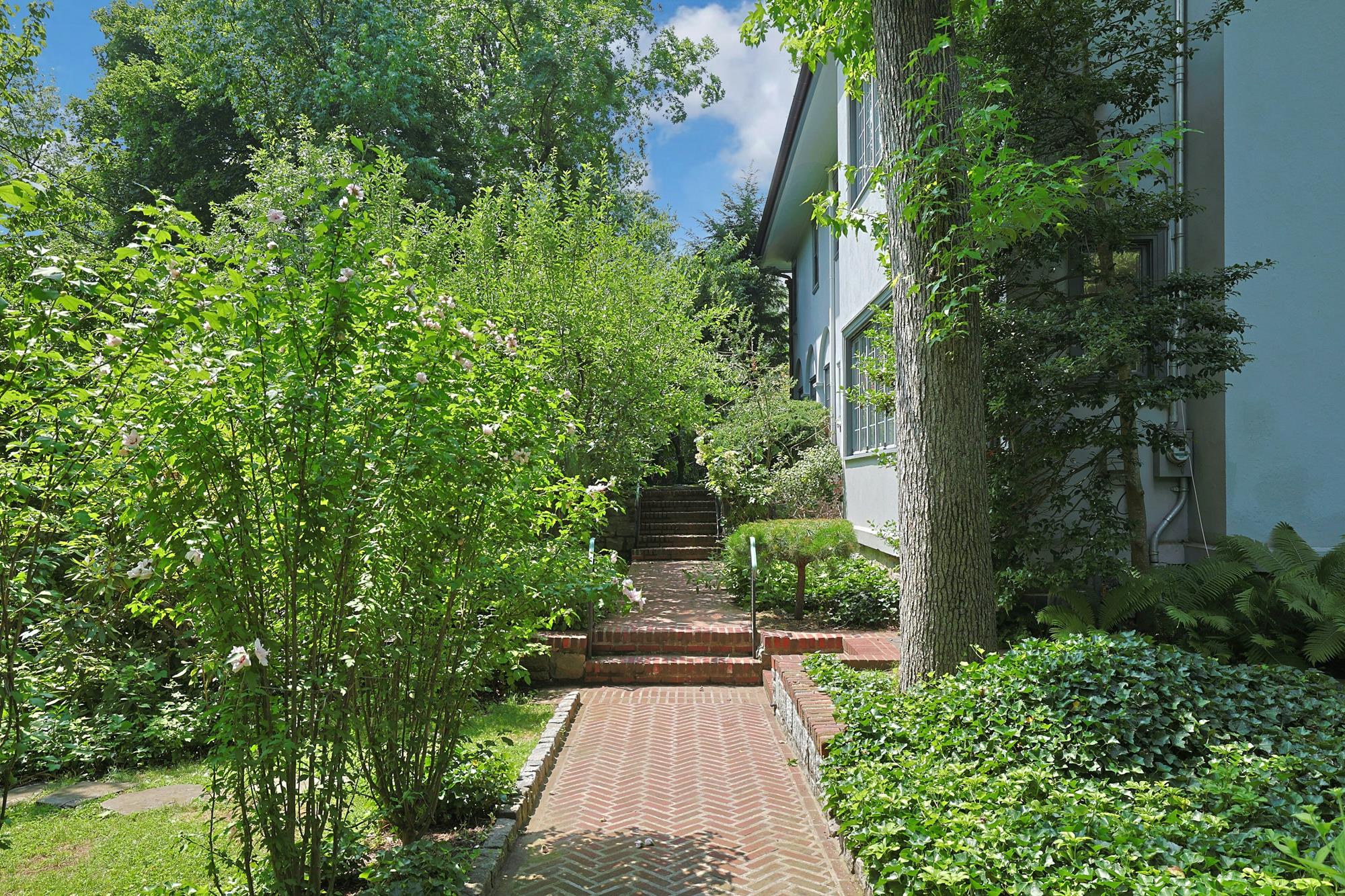 Classic & Spacious 6-Bd. Stucco Craftsman-Style House with Sunroom, Patio, Garden & Grassy Lawns