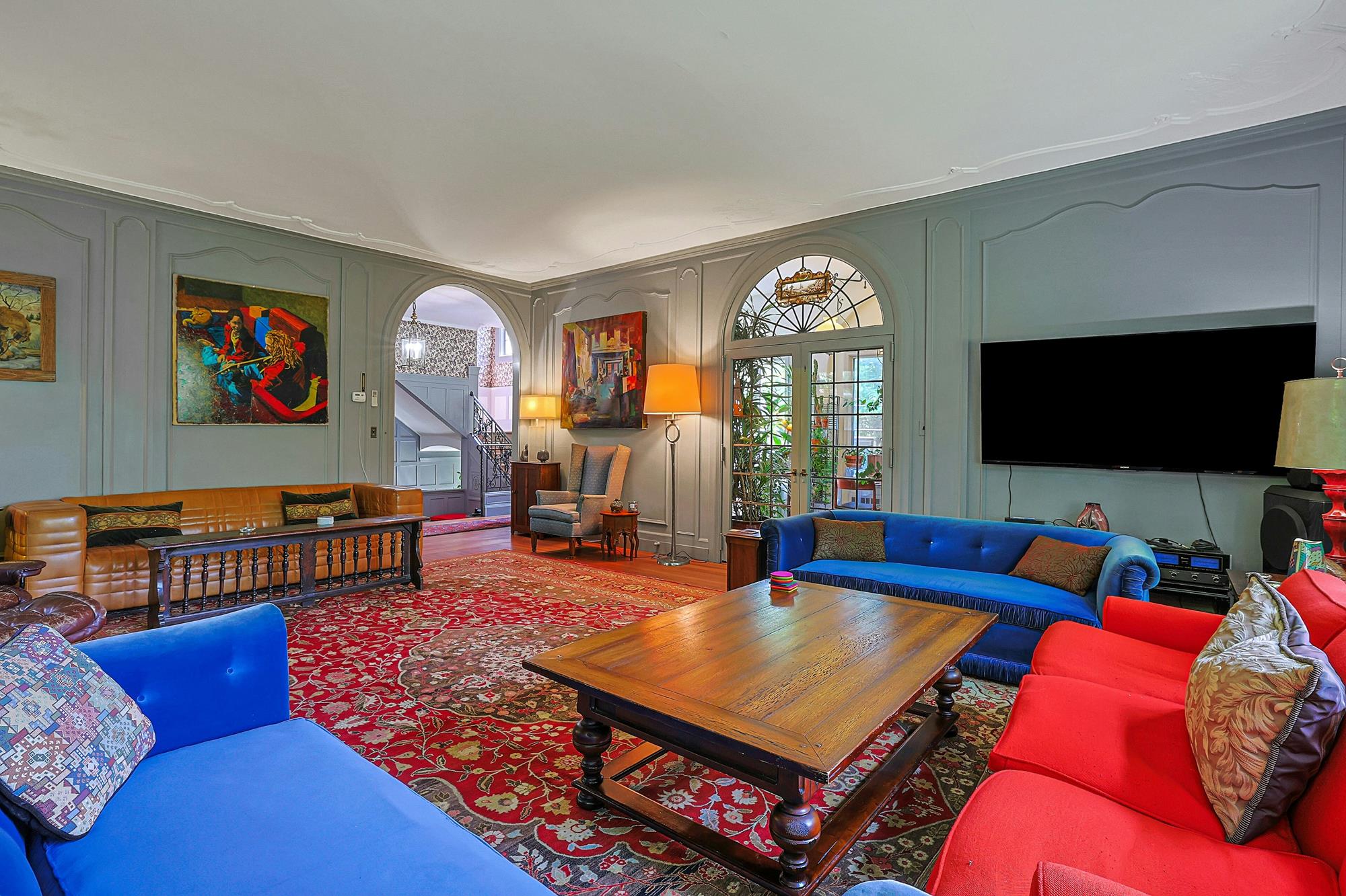 Classic & Spacious 6-Bd. Stucco Craftsman-Style House with Sunroom, Patio, Garden & Grassy Lawns