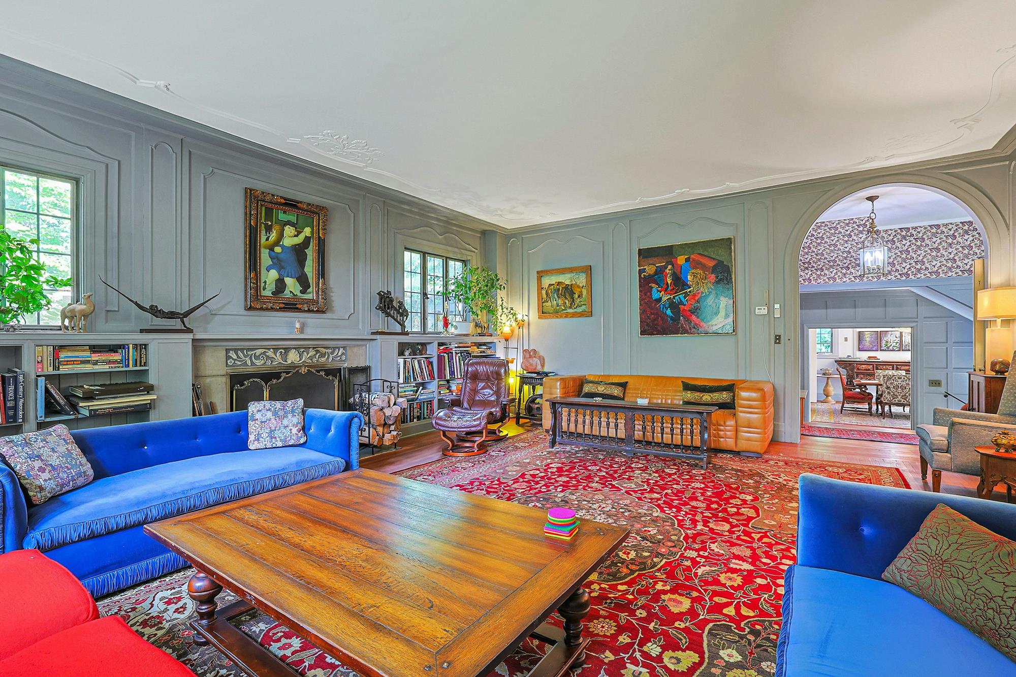 Classic & Spacious 6-Bd. Stucco Craftsman-Style House with Sunroom, Patio, Garden & Grassy Lawns