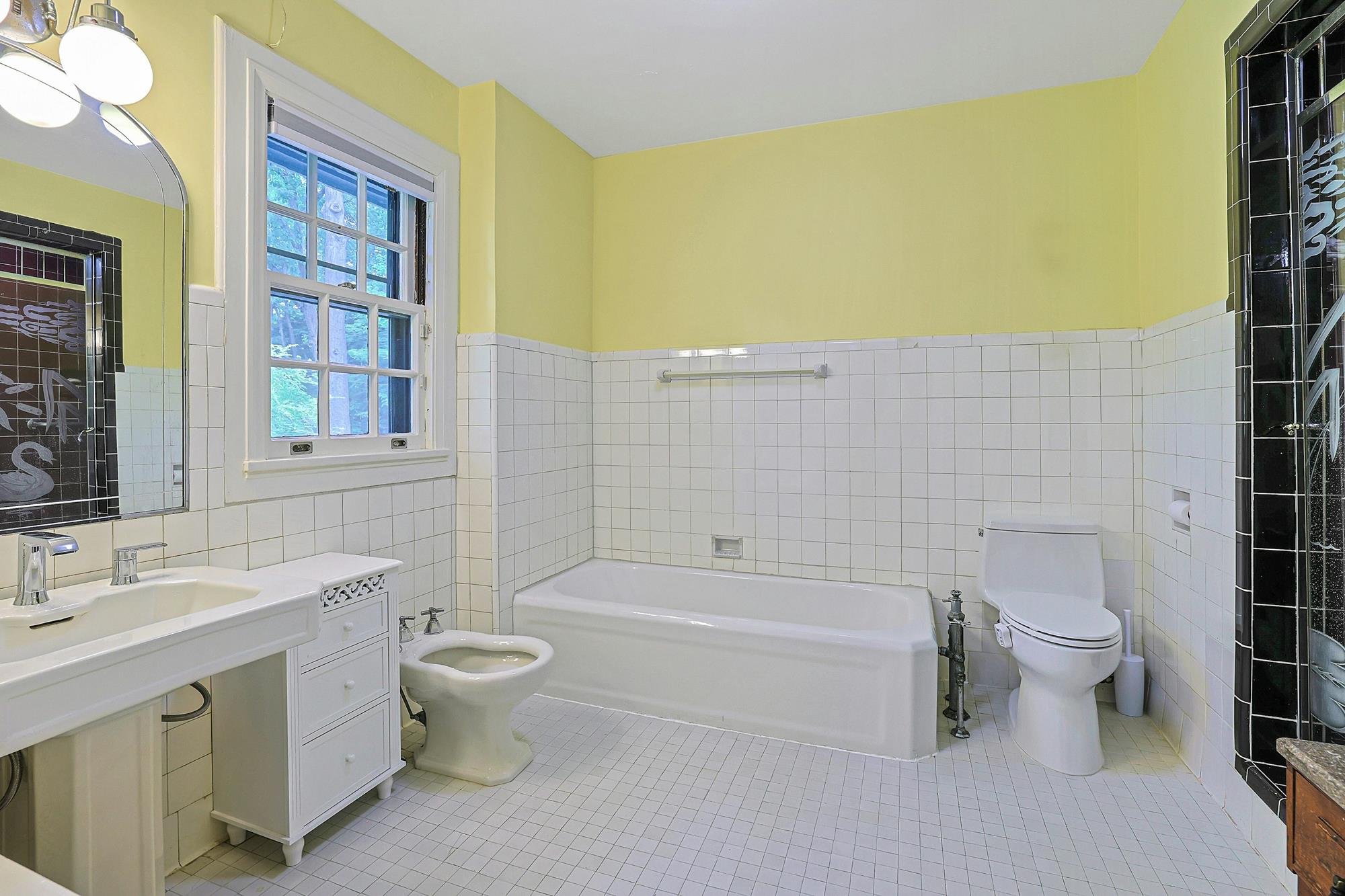 Classic & Spacious 6-Bd. Stucco Craftsman-Style House with Sunroom, Patio, Garden & Grassy Lawns