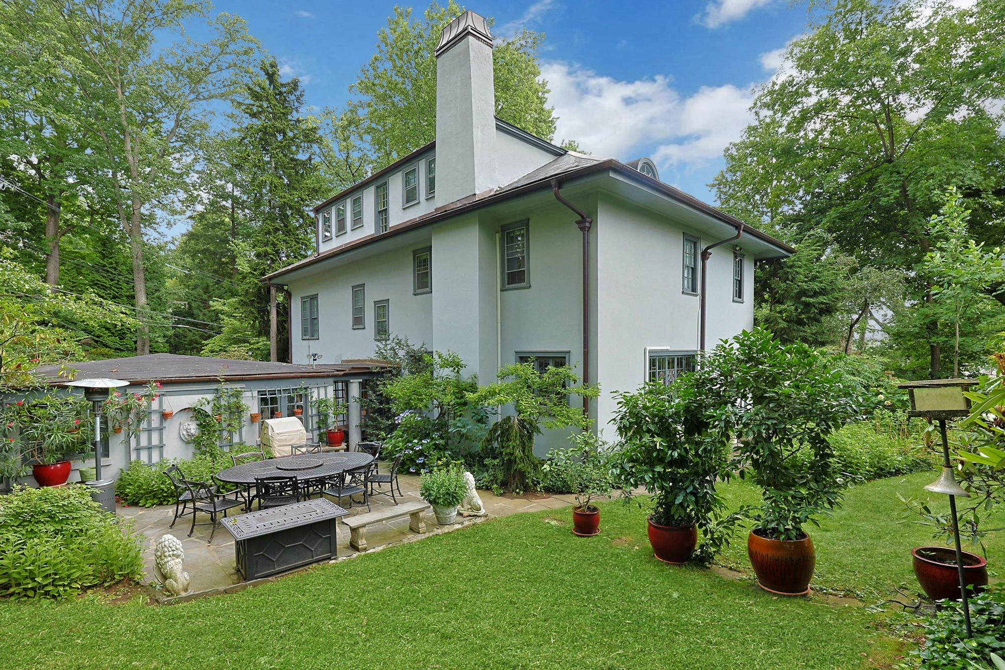 Classic & Spacious 6-Bd. Stucco Craftsman-Style House with Sunroom, Patio, Garden & Grassy Lawns