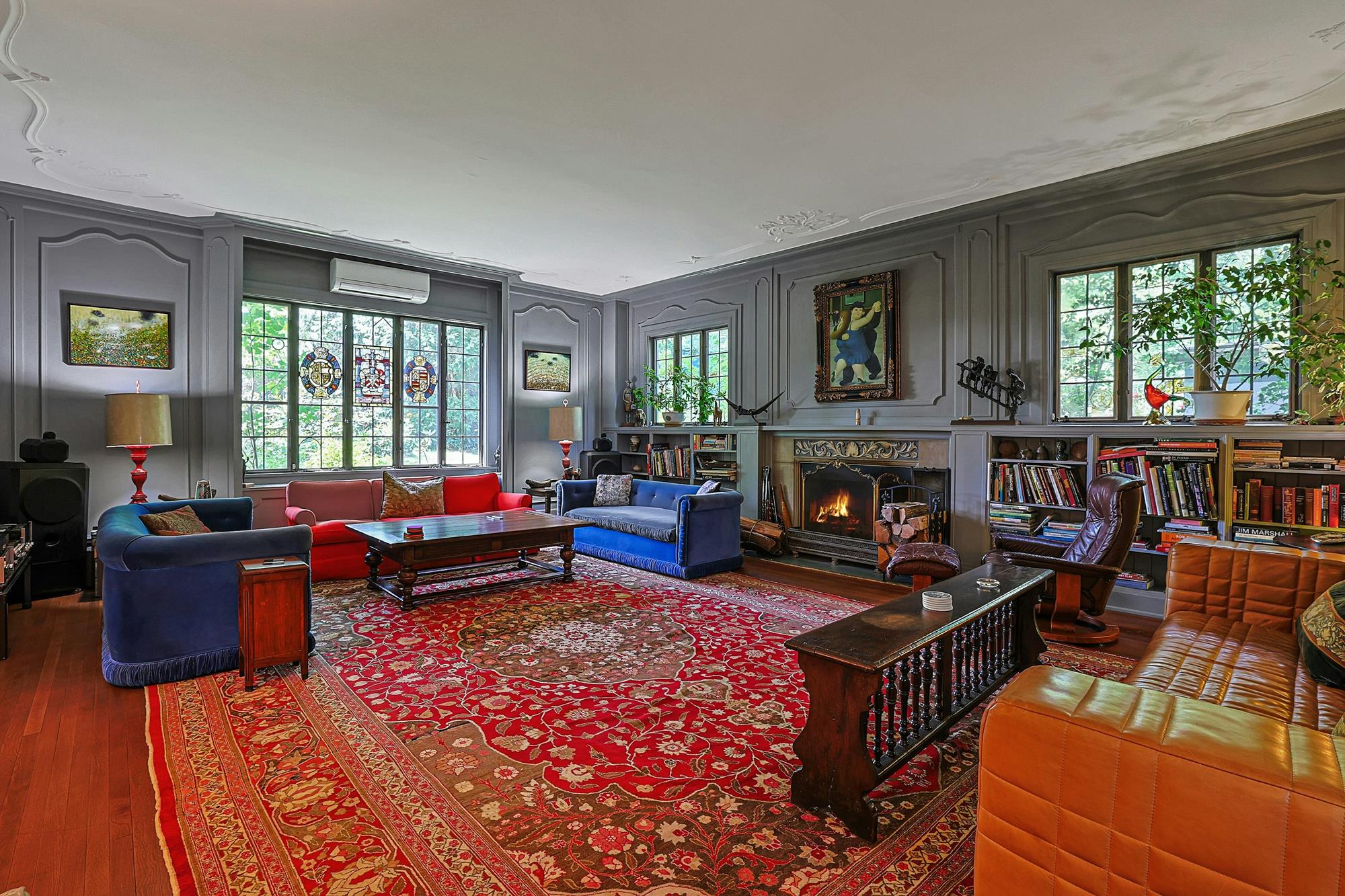 Classic & Spacious 6-Bd. Stucco Craftsman-Style House with Sunroom, Patio, Garden & Grassy Lawns
