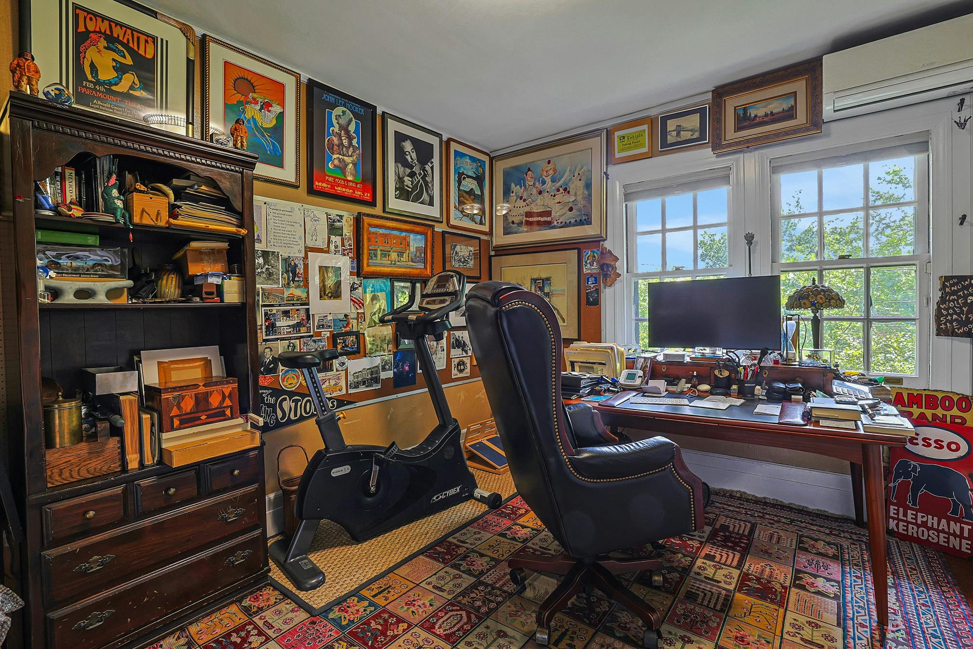 Classic & Spacious 6-Bd. Stucco Craftsman-Style House with Sunroom, Patio, Garden & Grassy Lawns