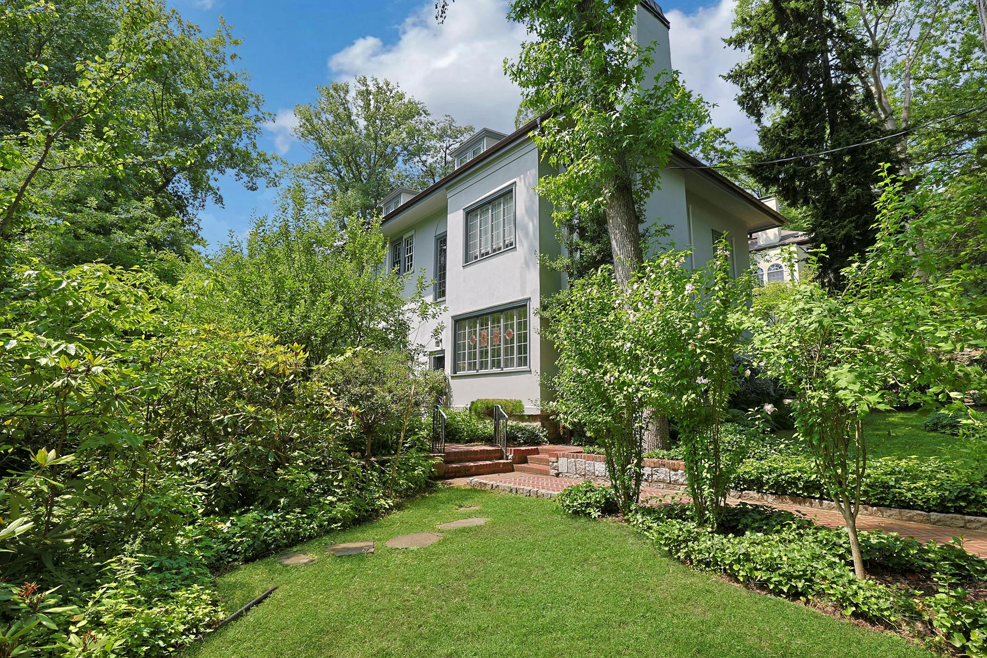 Classic & Spacious 6-Bd. Stucco Craftsman-Style House with Sunroom, Patio, Garden & Grassy Lawns