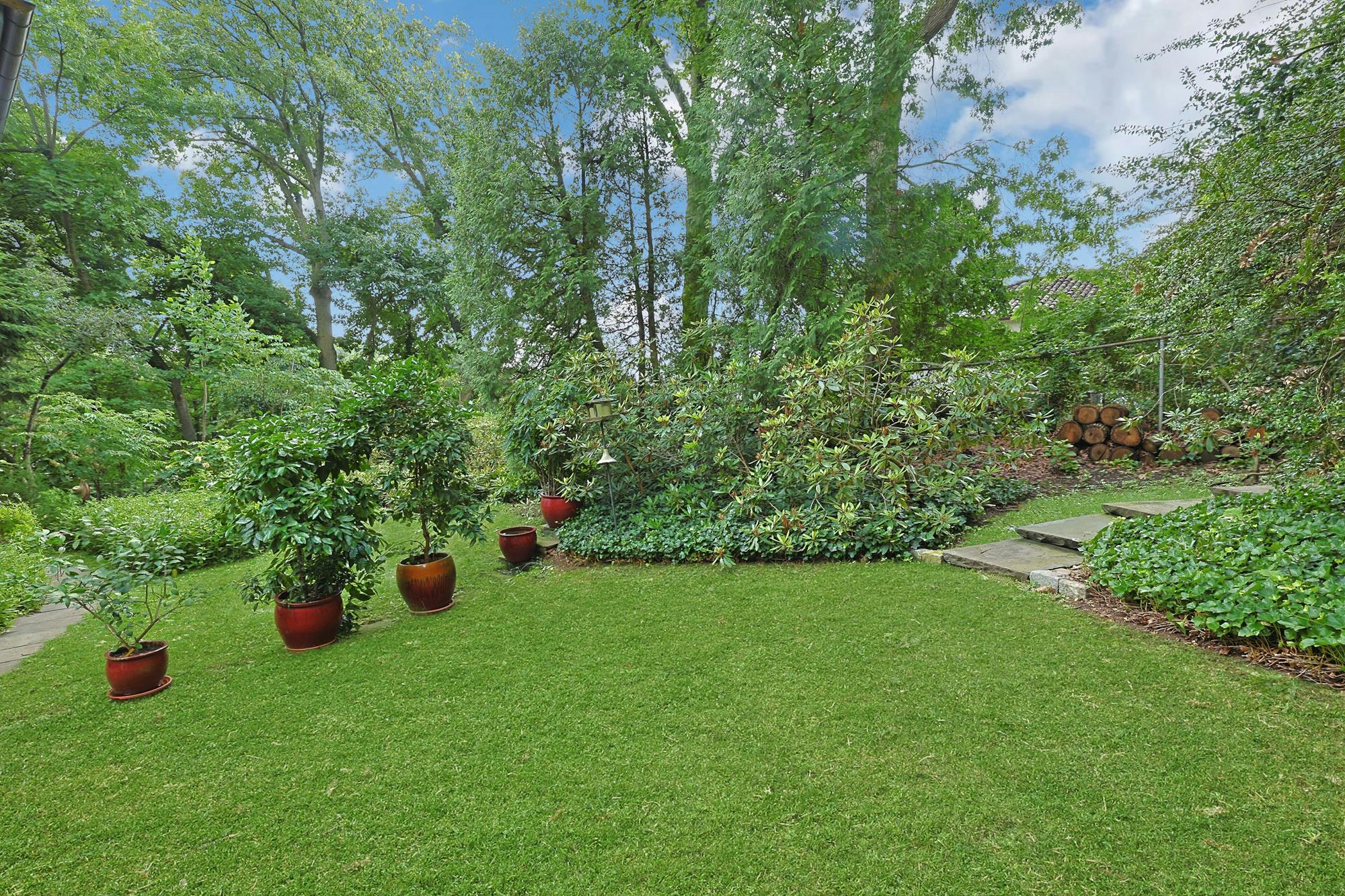 Classic & Spacious 6-Bd. Stucco Craftsman-Style House with Sunroom, Patio, Garden & Grassy Lawns