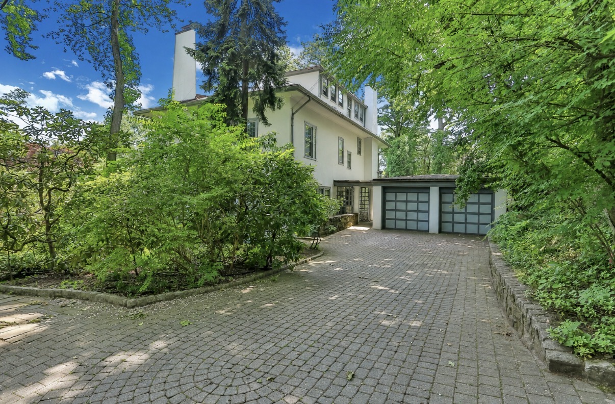 Classic & Spacious 6-Bd. Stucco Craftsman-Style House with Sunroom, Patio, Garden & Grassy Lawns