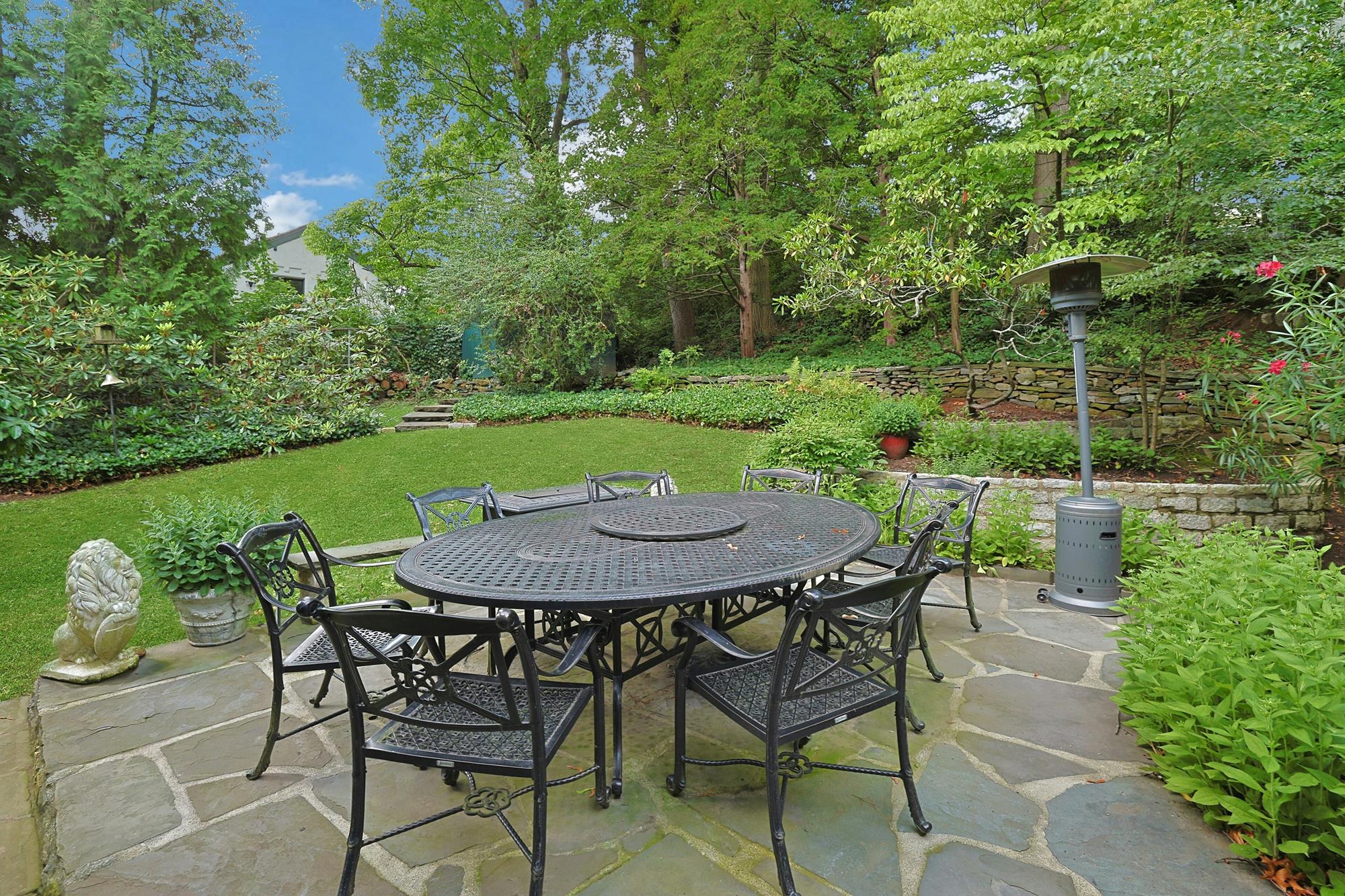 Classic & Spacious 6-Bd. Stucco Craftsman-Style House with Sunroom, Patio, Garden & Grassy Lawns