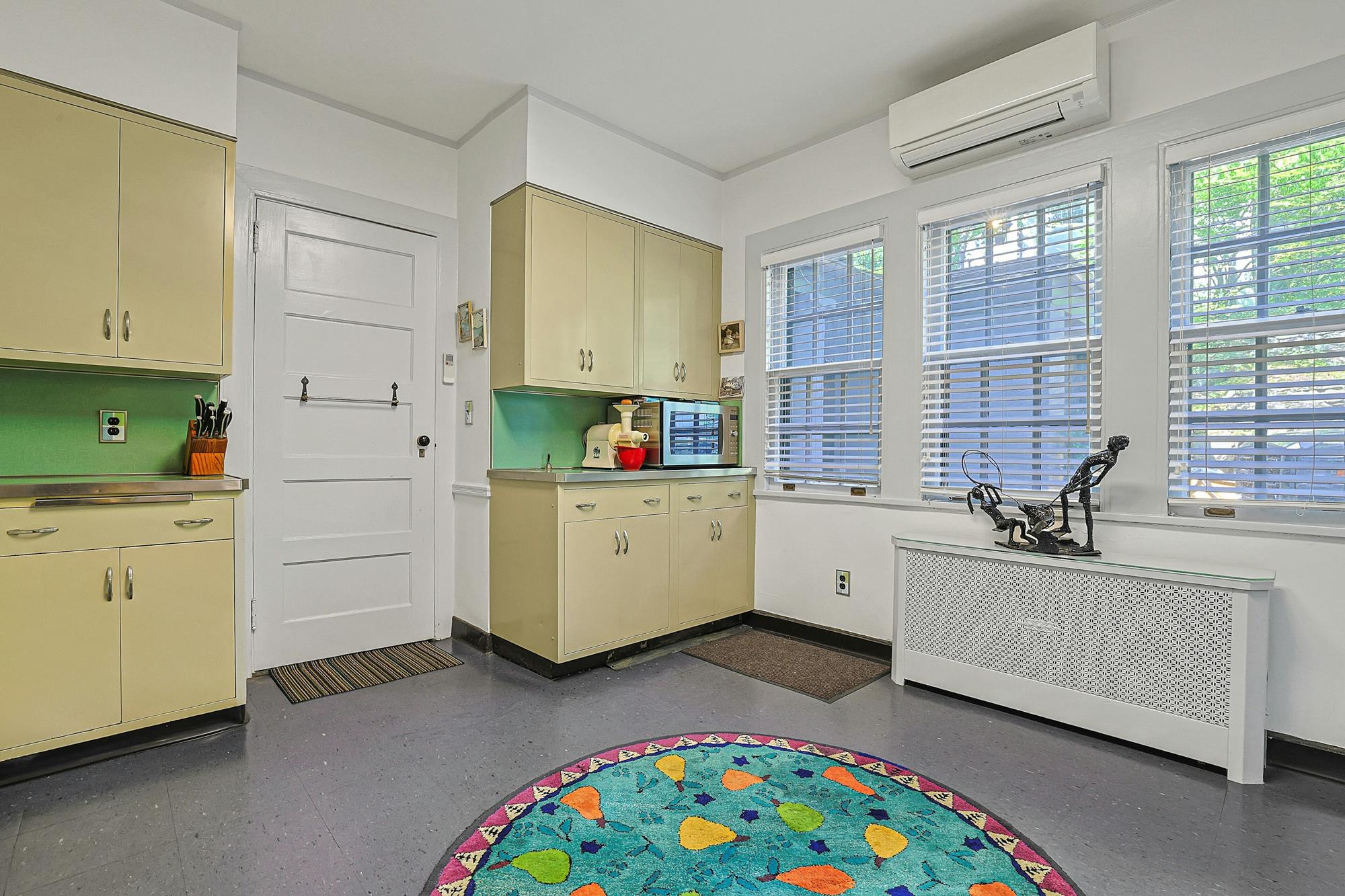 Classic & Spacious 6-Bd. Stucco Craftsman-Style House with Sunroom, Patio, Garden & Grassy Lawns
