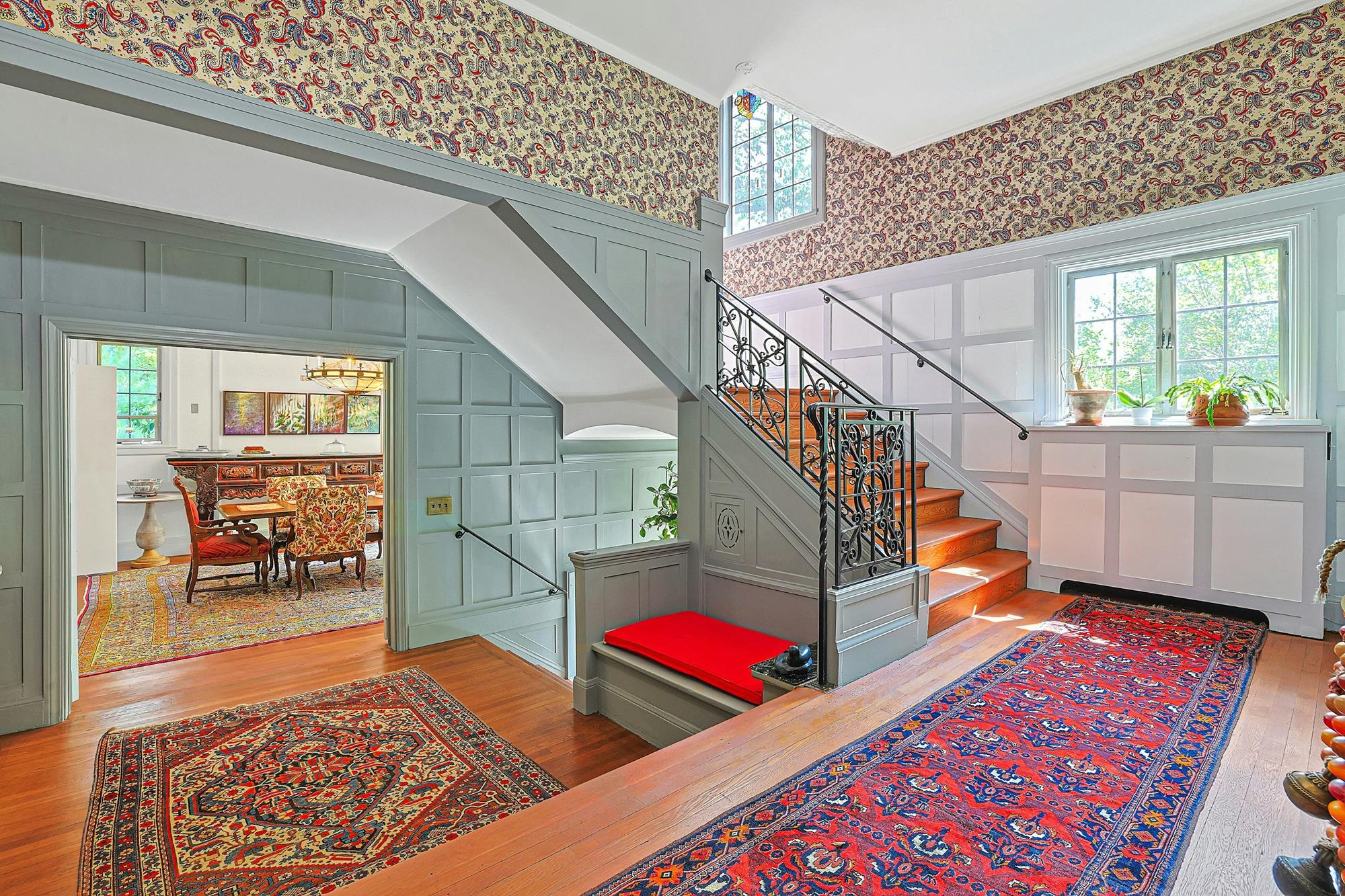 Classic & Spacious 6-Bd. Stucco Craftsman-Style House with Sunroom, Patio, Garden & Grassy Lawns