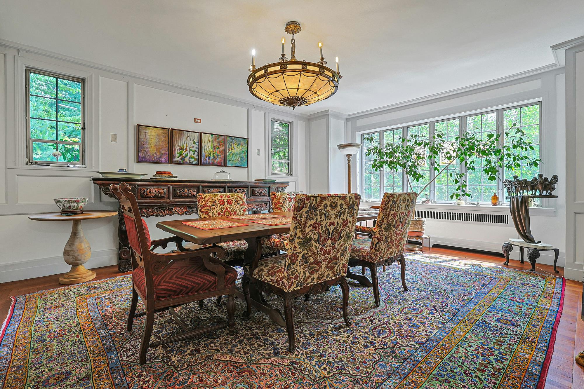 Classic & Spacious 6-Bd. Stucco Craftsman-Style House with Sunroom, Patio, Garden & Grassy Lawns